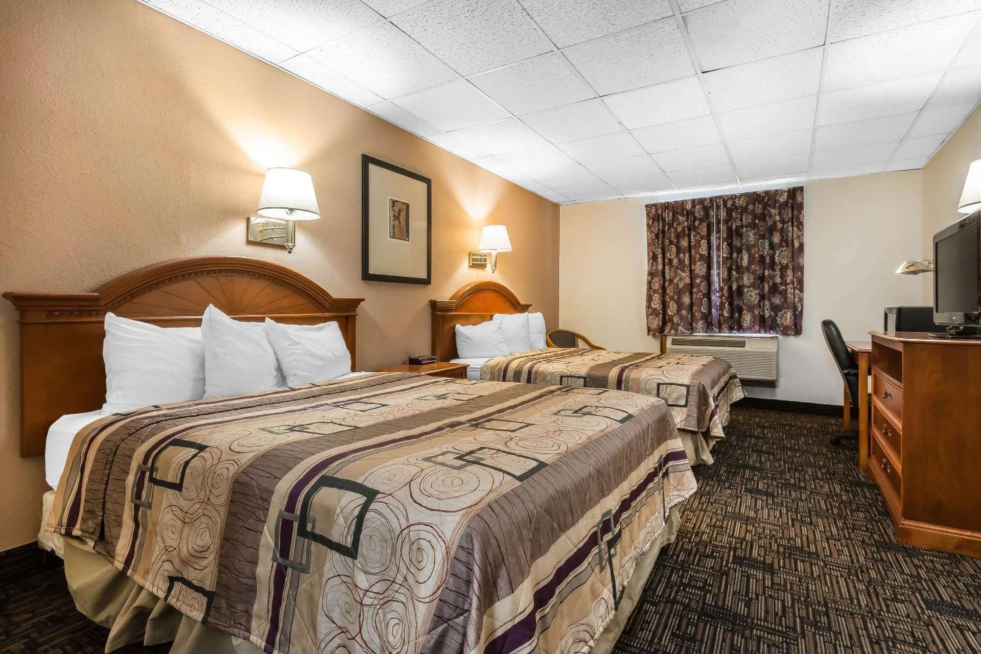 Quality Inn & Suites Binghamton Vestal interior in Binghamton, NY — gallery photo 2