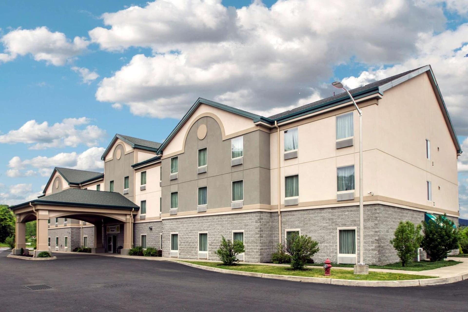 Quality Inn & Suites Fishkill South near I-84 interior in Fishkill, NY — gallery photo 2