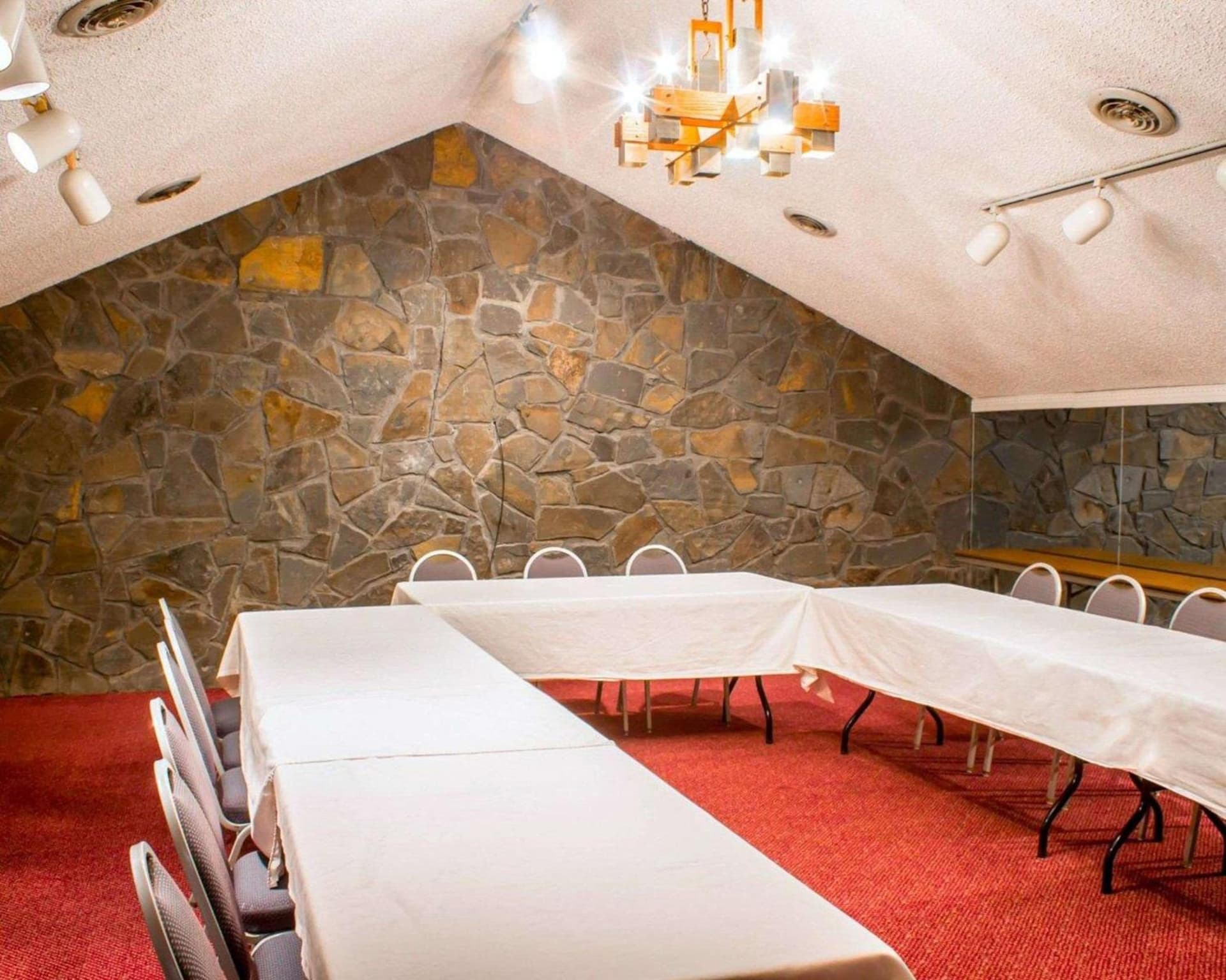 Econo Lodge Inn & Suites Colonie Center Mall gallery photo in Albany, NY — image 18