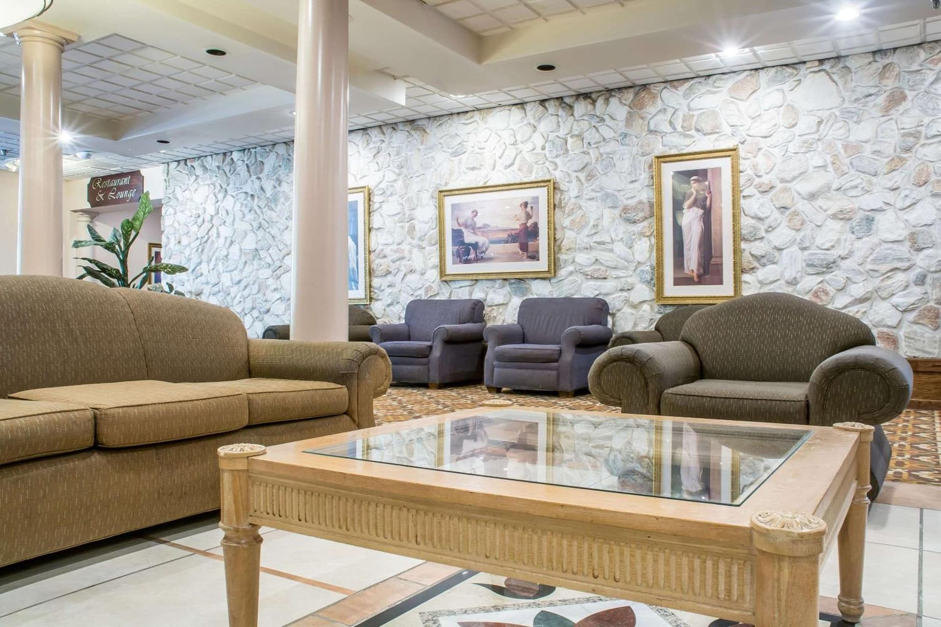 Quality Inn & Suites Palm Island Indoor Waterpark — hotel in Batavia, New York