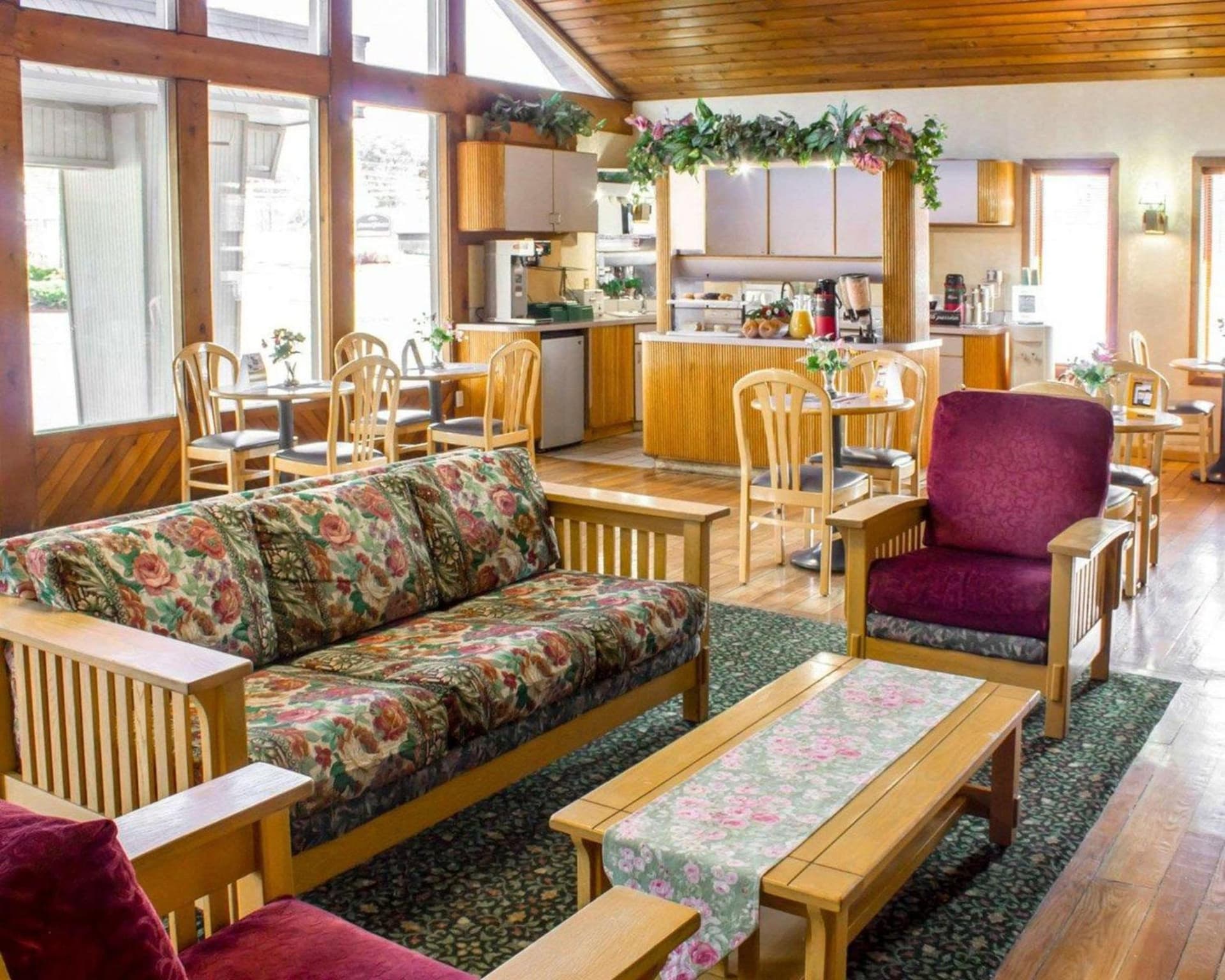 Econo Lodge Inn & Suites Colonie Center Mall gallery photo in Albany, NY — image 20