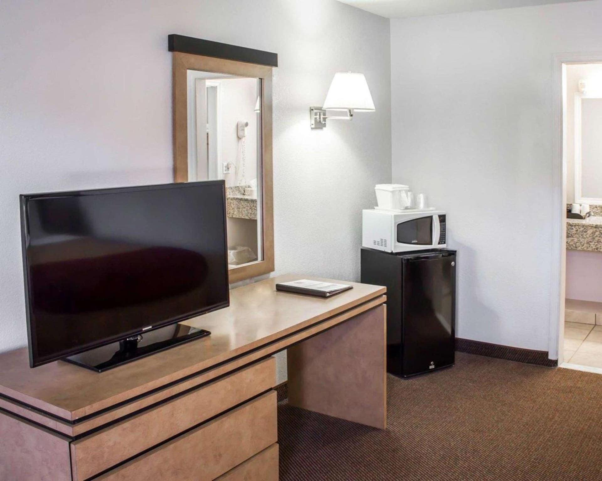 Econo Lodge Inn & Suites Colonie Center Mall gallery photo in Albany, NY — image 7