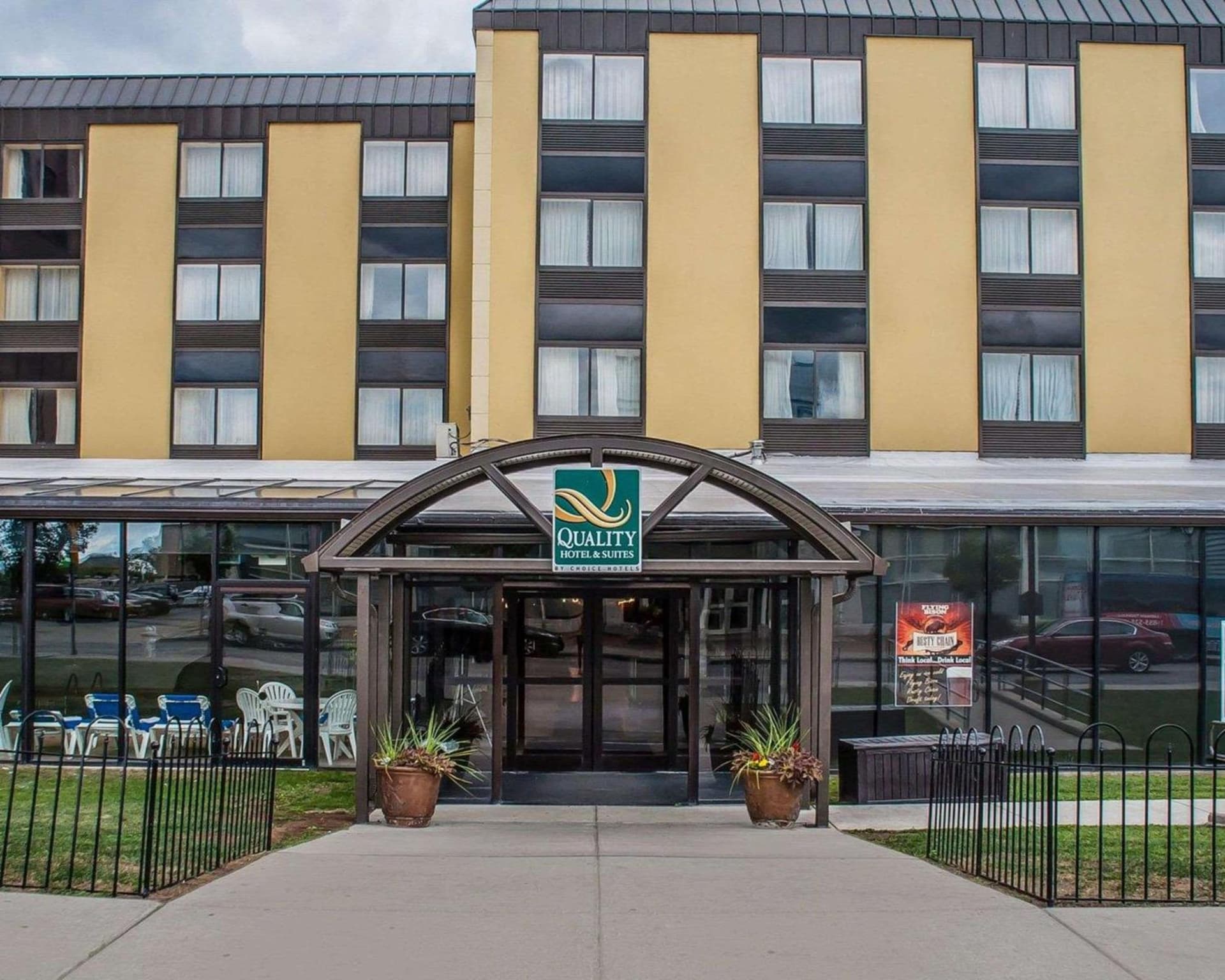 Quality Hotel & Suites At The Falls interior in Niagara Falls, NY — gallery photo 2