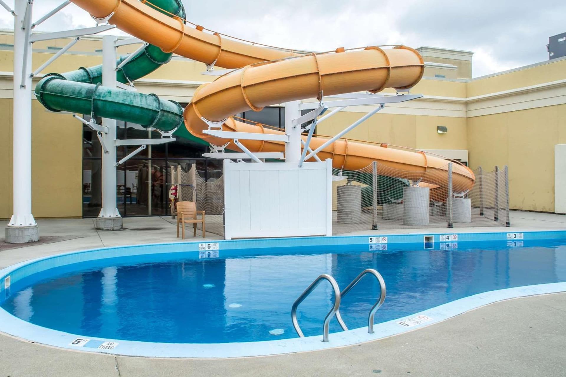 Quality Inn & Suites Palm Island Indoor Waterpark interior in Batavia, NY — gallery photo 2