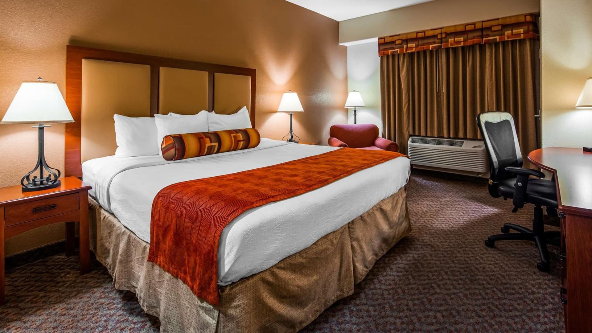 Best Western Plus Waxahachie Inn & Suites interior in Waxahachie, TX — gallery photo 2