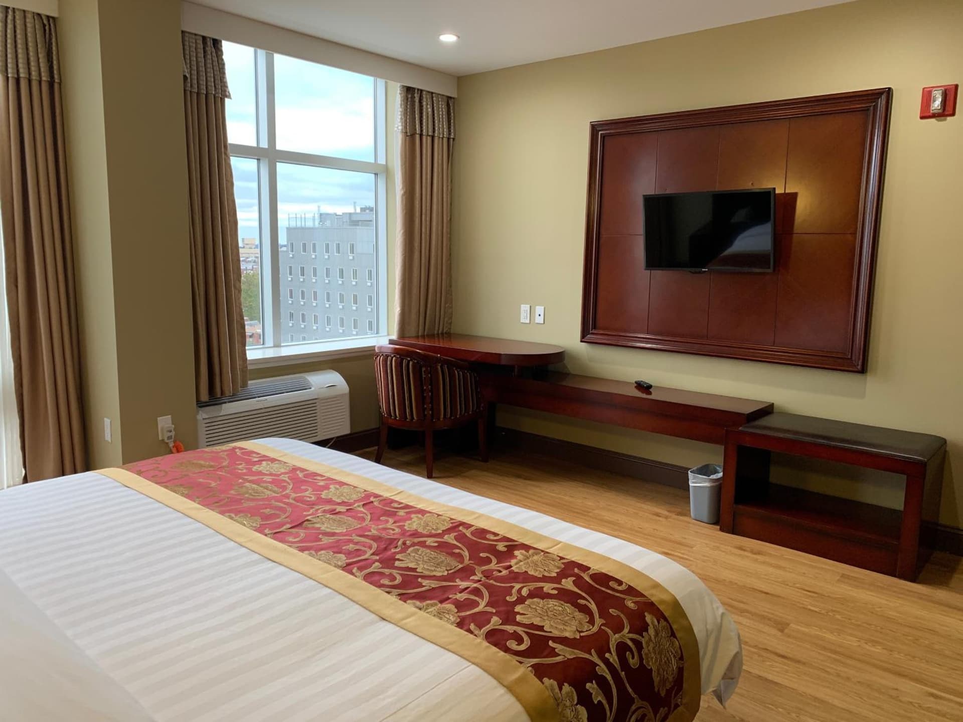 The Queens Hotel gallery photo in Queens, NY — image 12