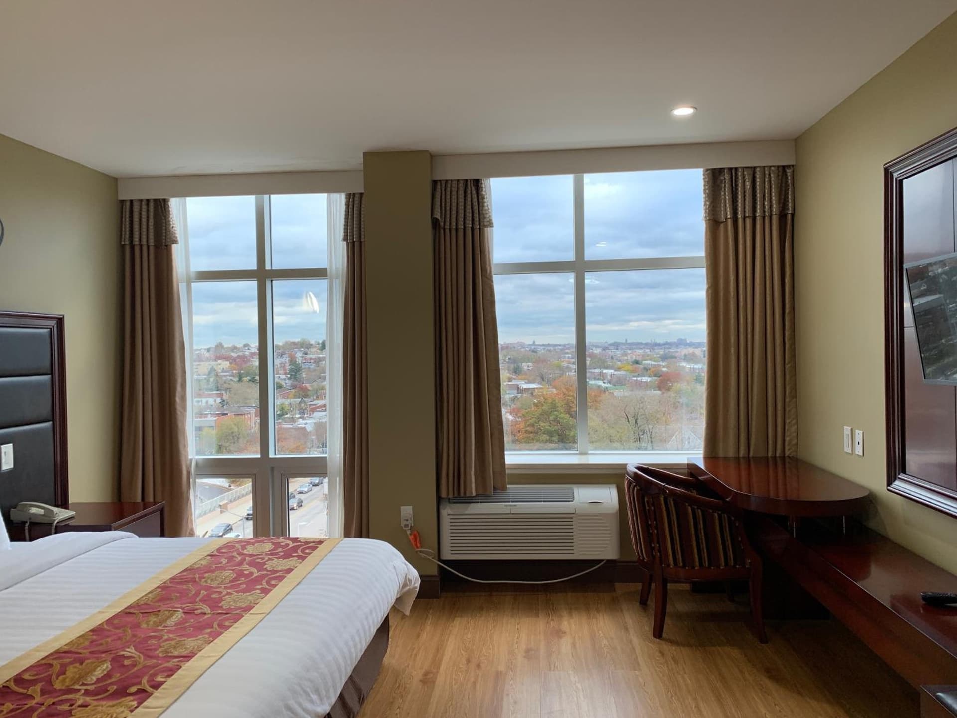 The Queens Hotel gallery photo in Queens, NY — image 10