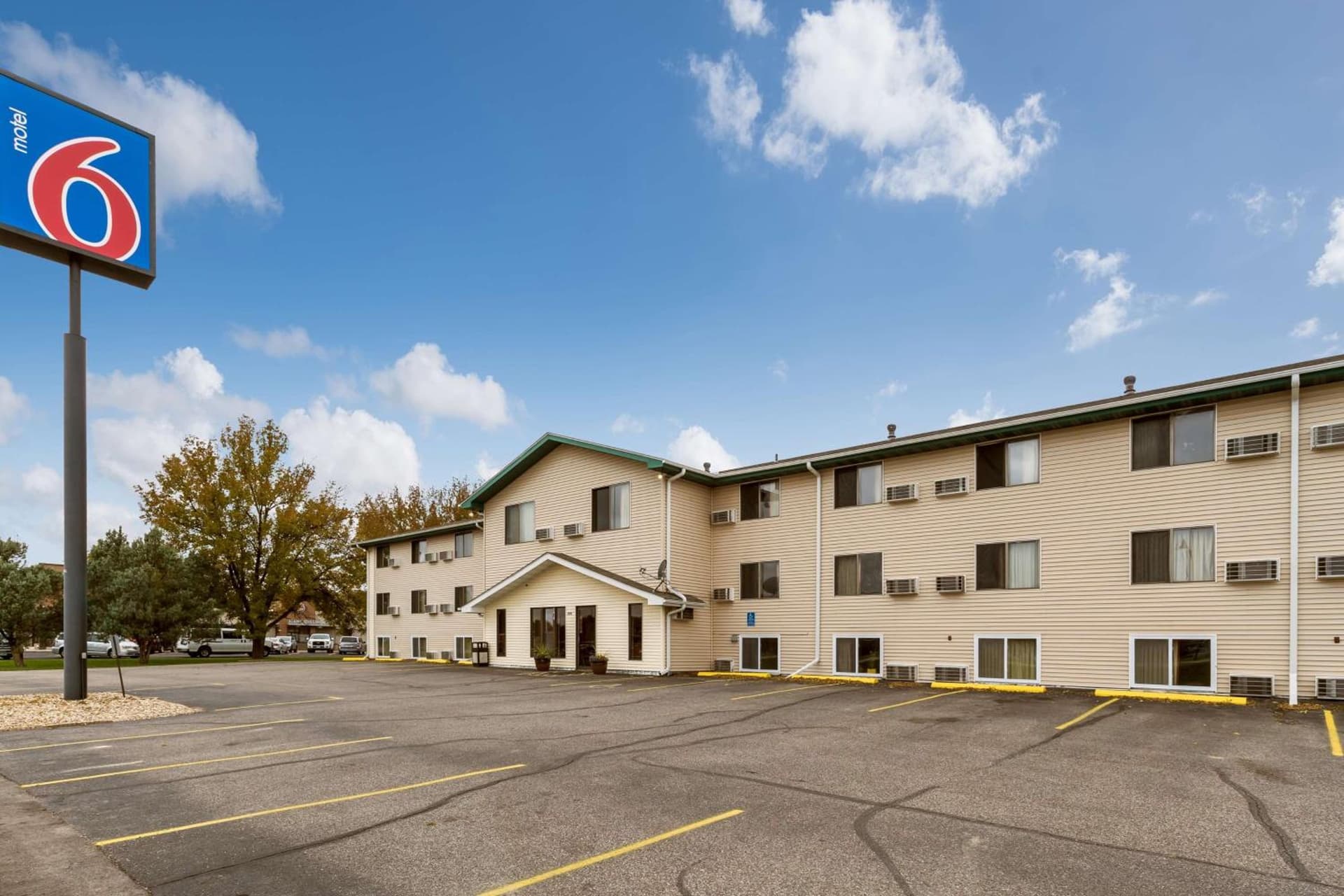 Motel 6-Albert Lea, MN featured exterior or lobby in Albert Lea, MN — similar hotel