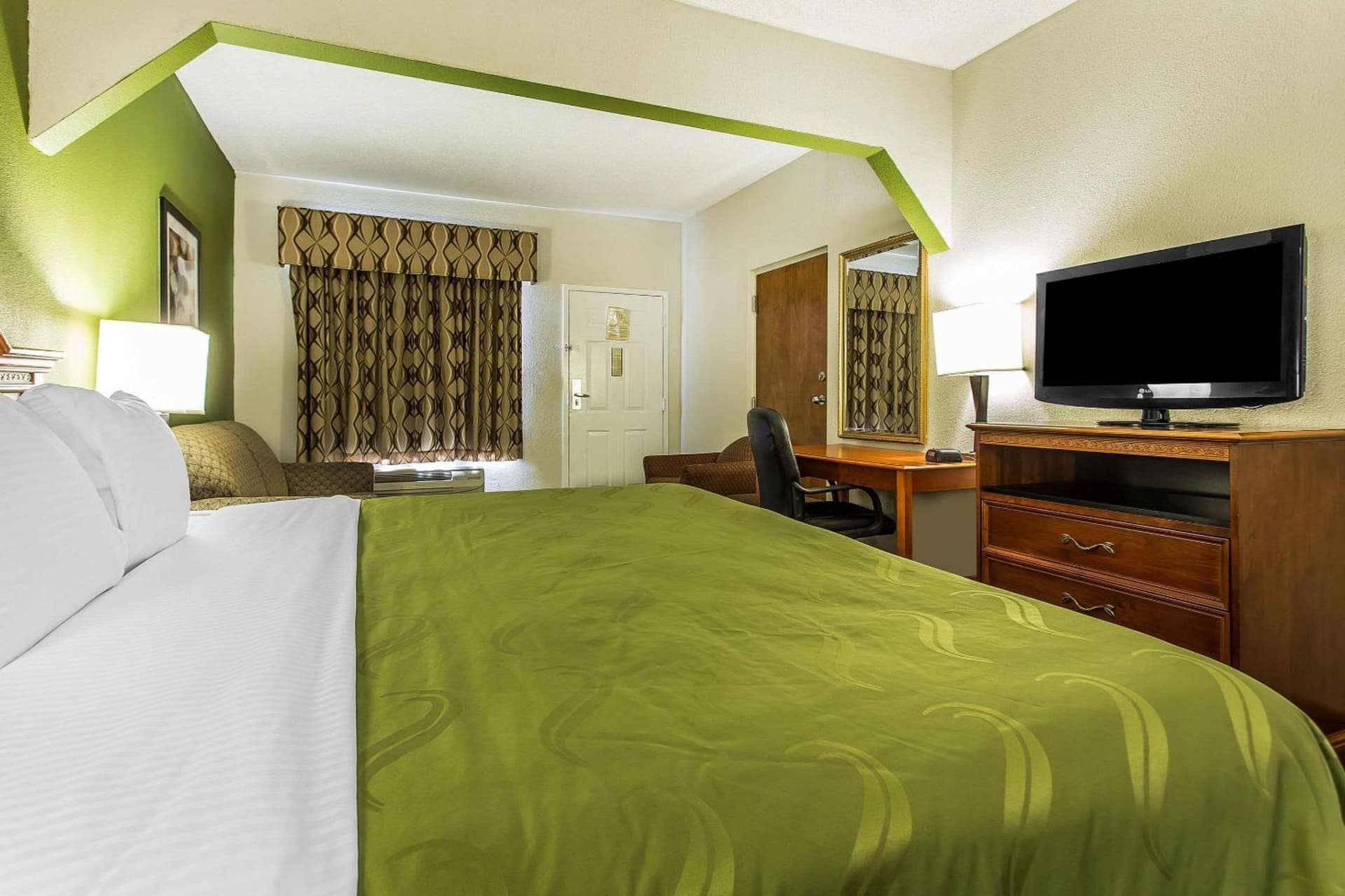 Quality Inn & Suites Orangeburg interior in Orangeburg, SC — gallery photo 2