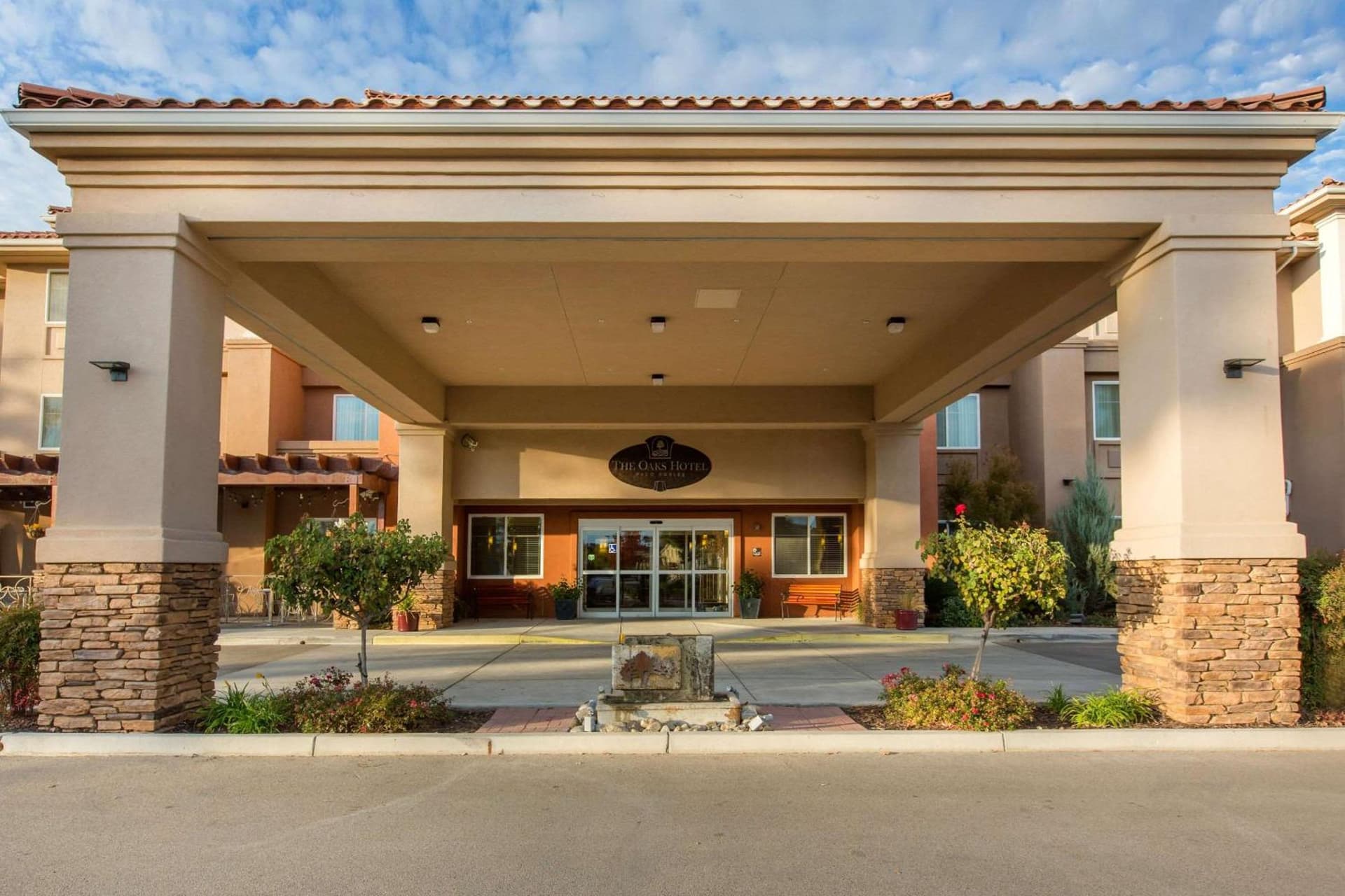 The Oaks Hotel & Suites featured exterior or lobby in Paso Robles — similar hotel