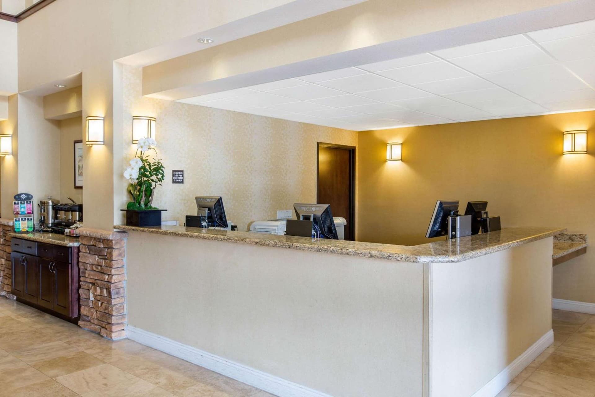 The Oaks Hotel & Suites interior in Paso Robles — gallery photo 2