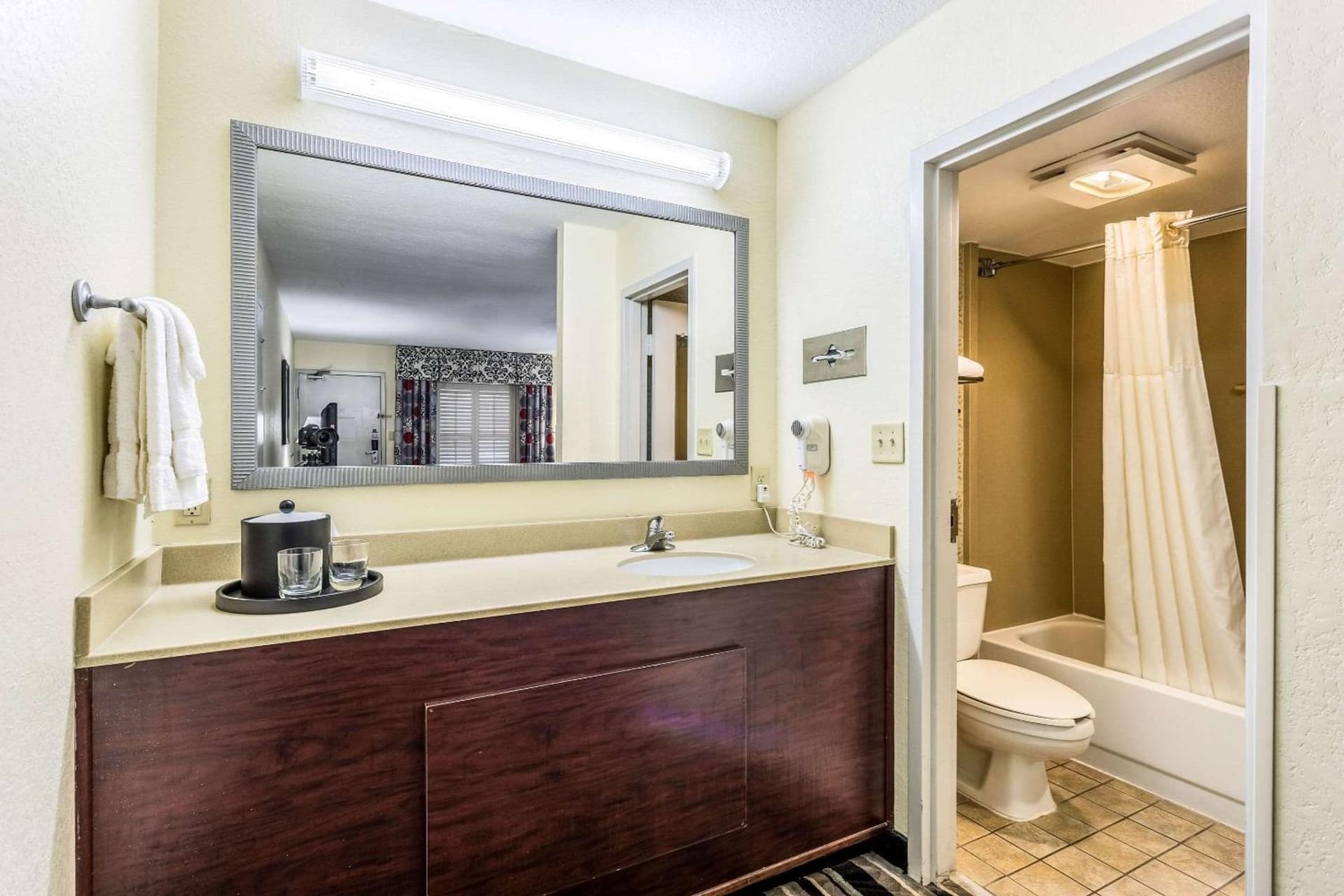 Clarion Pointe Huntsville Research Park gallery photo in Huntsville, AL — image 35