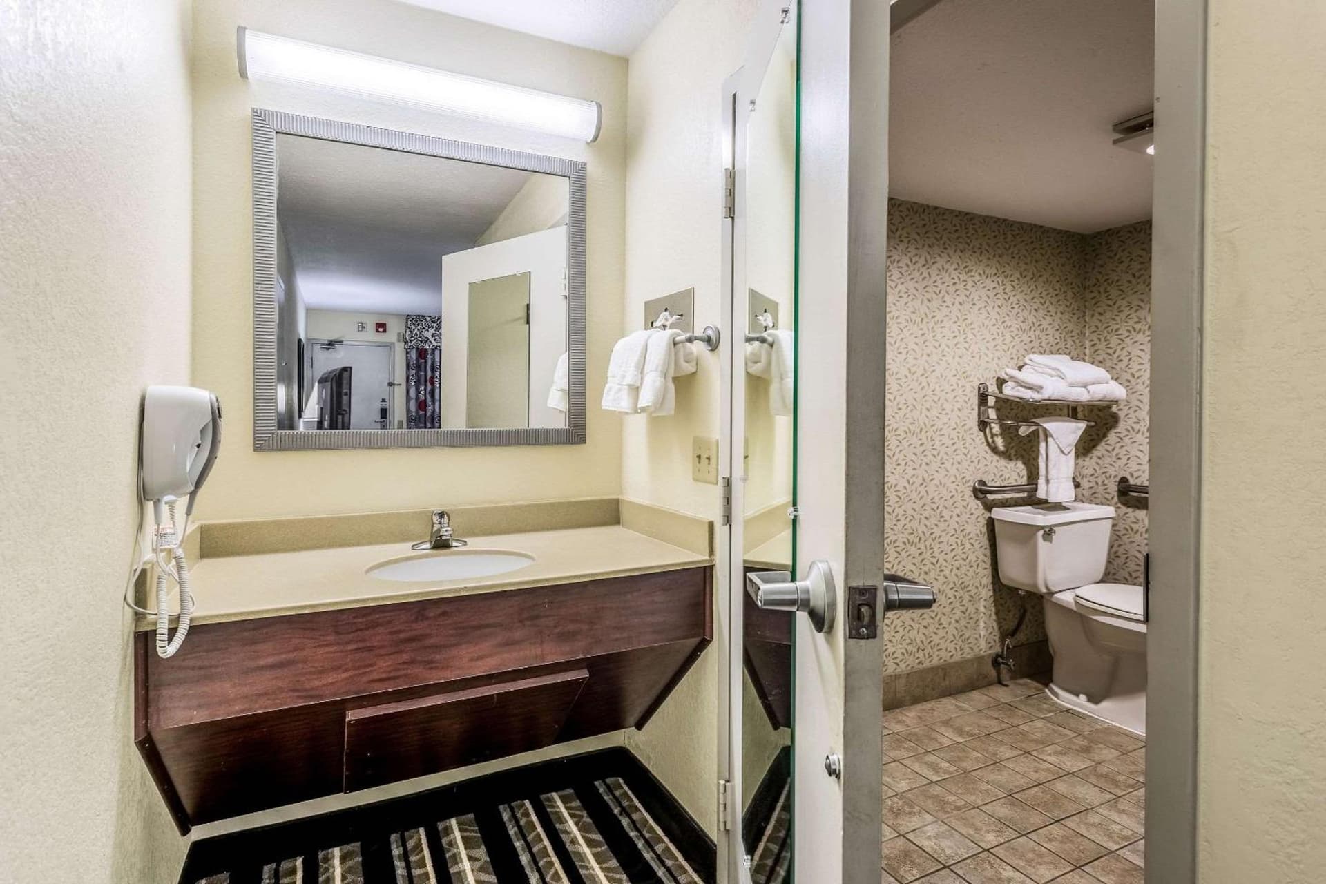 Clarion Pointe Huntsville Research Park gallery photo in Huntsville, AL — image 8