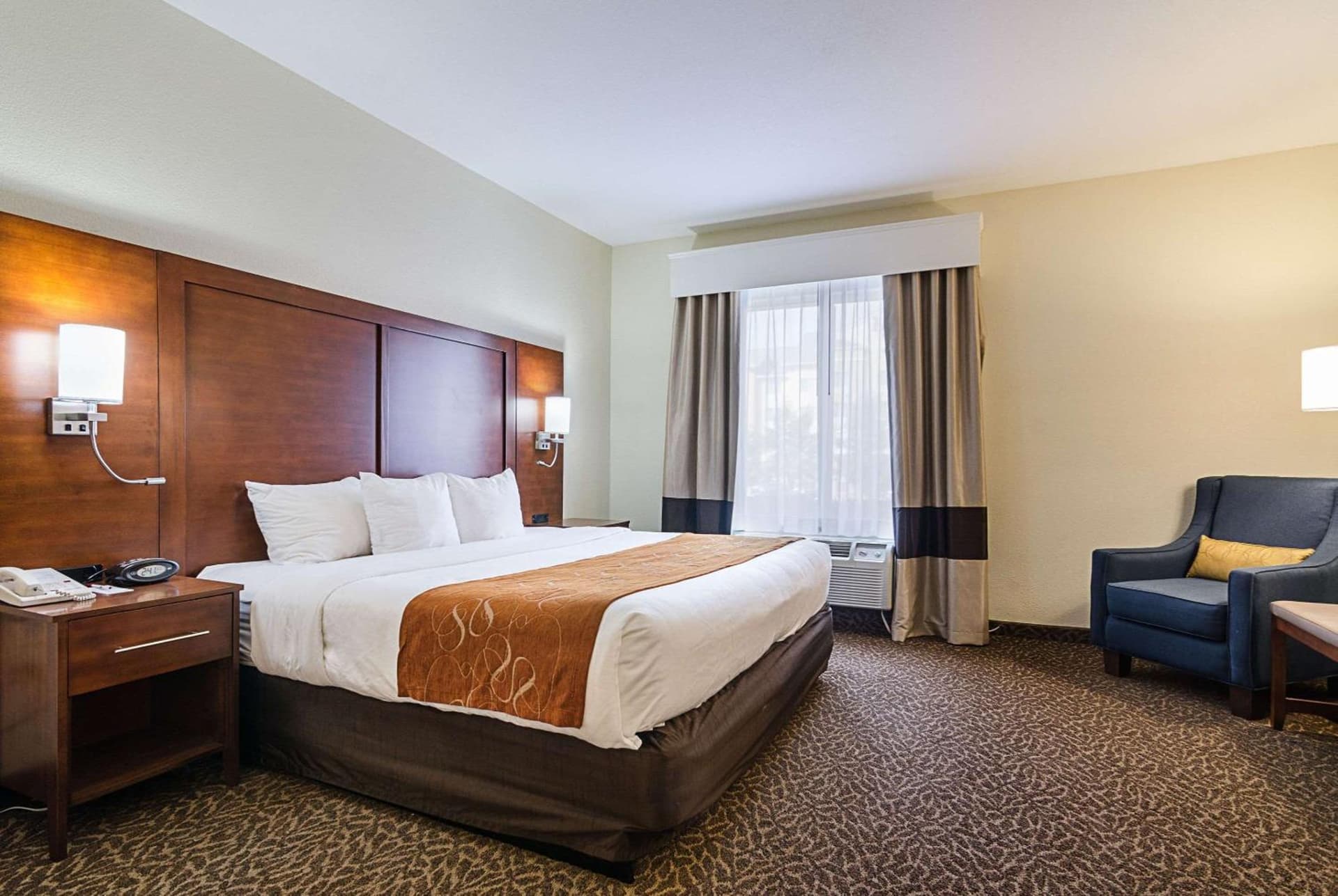 Quality Suites Springdale West I-49 interior in Springdale, AR — gallery photo 2