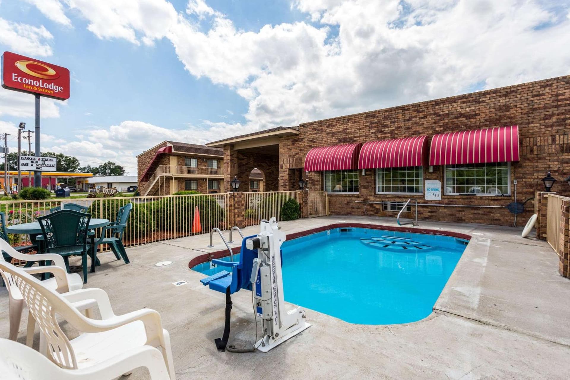 Econo Lodge & Suites Brinkley interior in Brinkley, AR — gallery photo 2