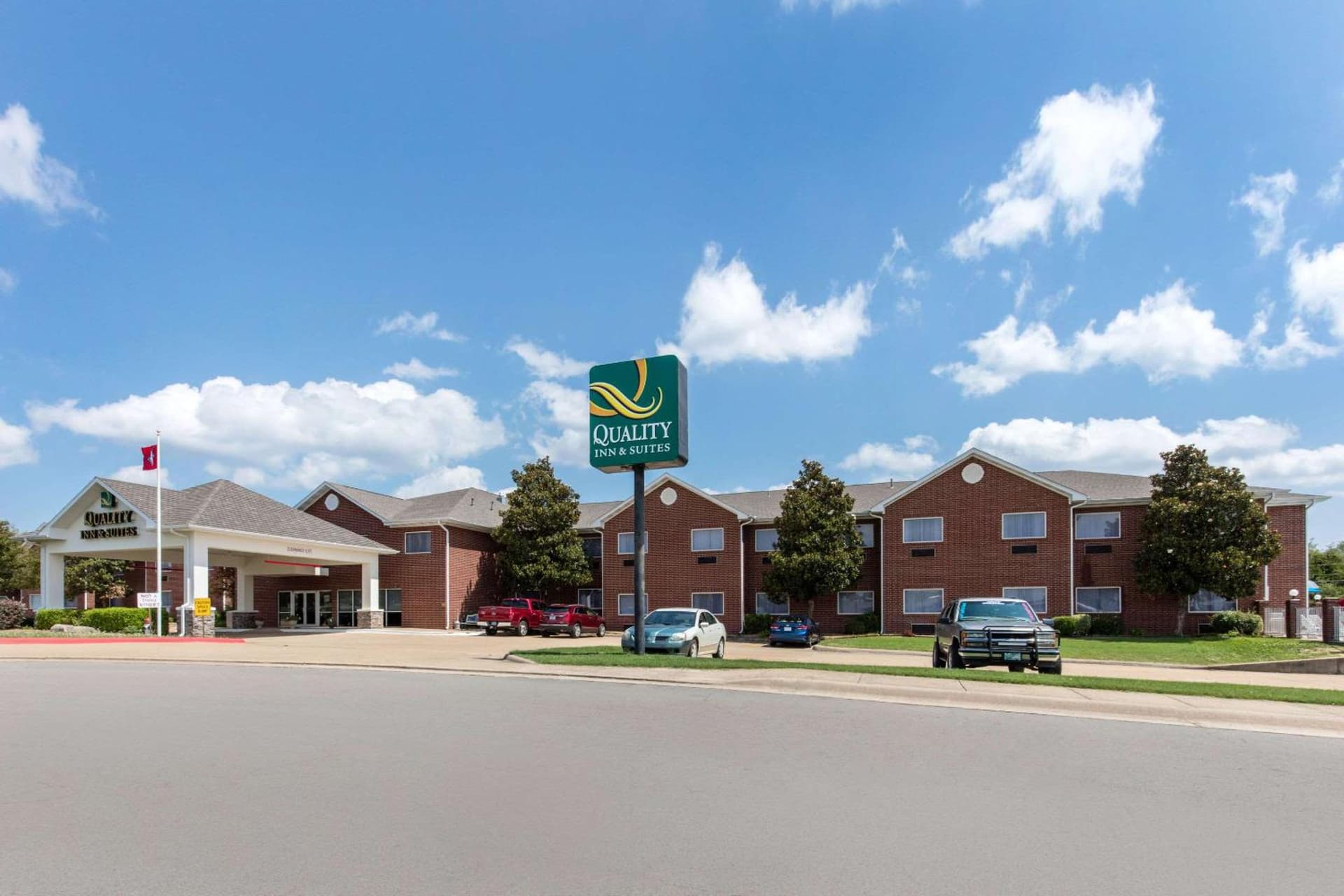 Quality Inn & Suites Mountain Home North interior in Mountain Home, AR — gallery photo 2