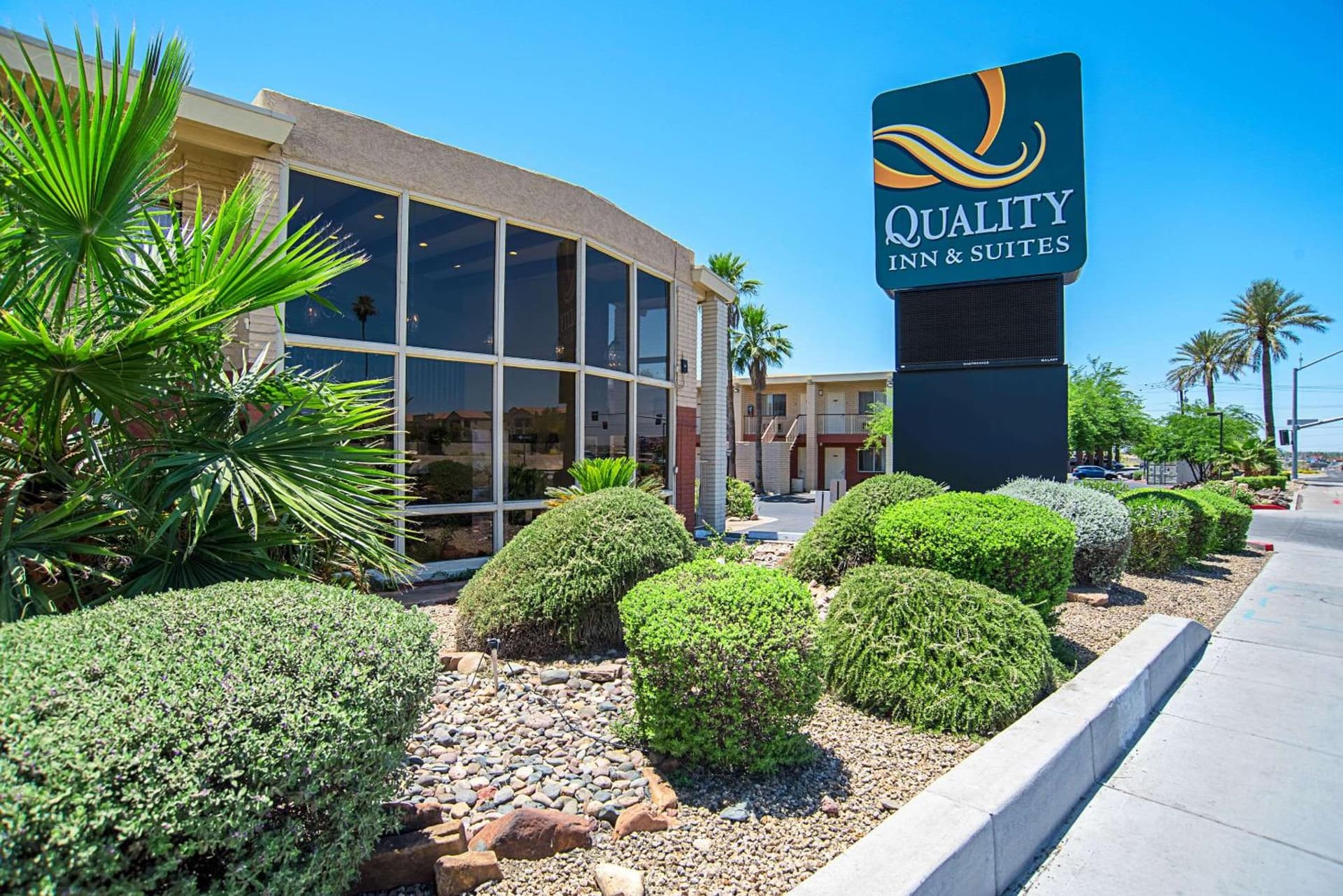 Quality Inn & Suites Phoenix NW - Sun City — hotel in Youngtown, Arizona
