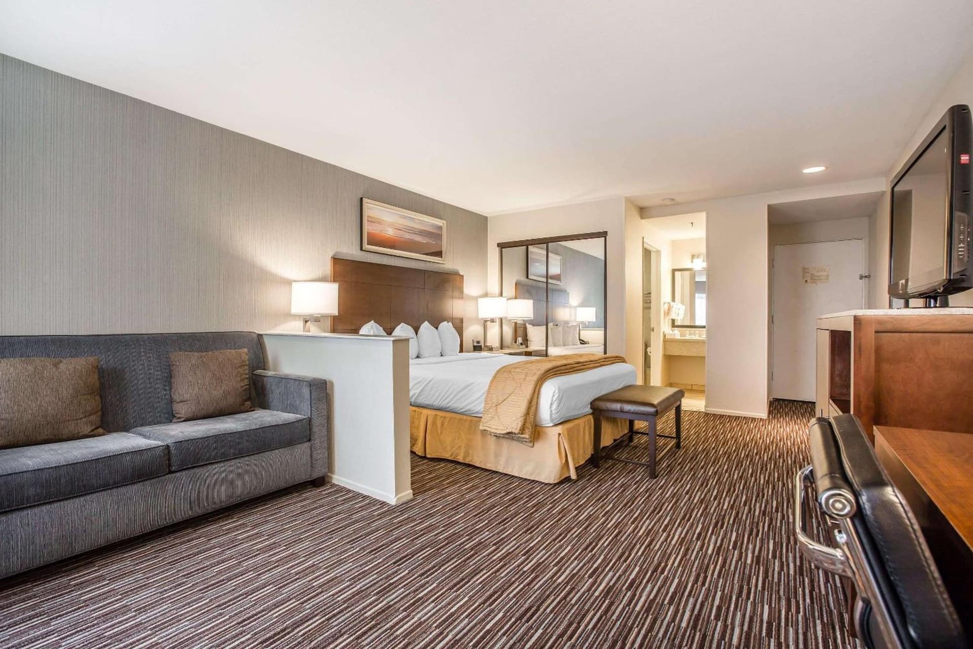 Quality Inn & Suites Hermosa Beach interior in Hermosa Beach, CA — gallery photo 2