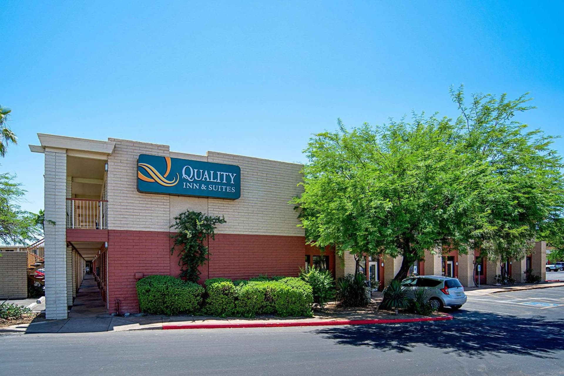 Quality Inn & Suites Phoenix NW - Sun City interior in Youngtown, AZ — gallery photo 2