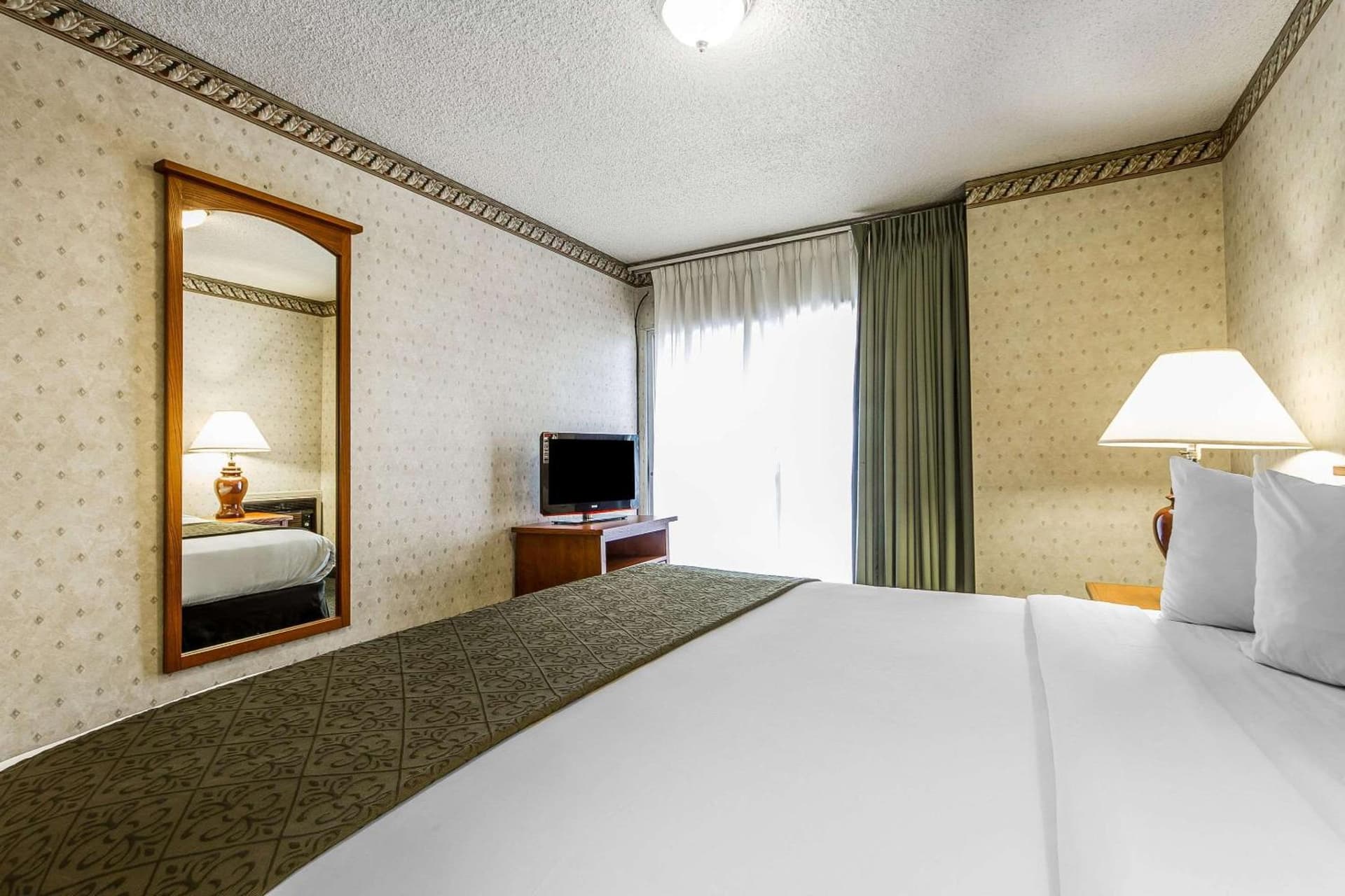 Quality Inn & Suites Silicon Valley interior in Santa Clara, CA — gallery photo 2