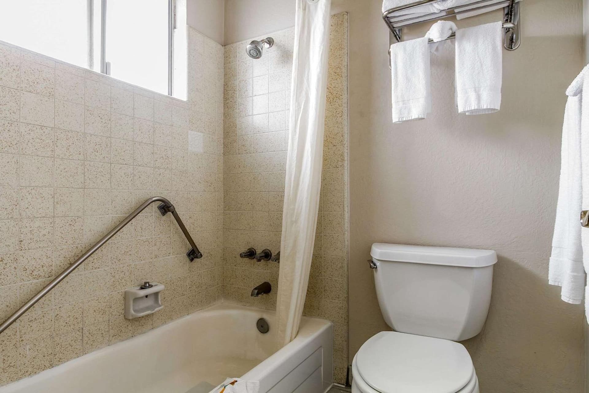 Quality Inn & Suites Silicon Valley interior in Santa Clara, CA — gallery photo 2