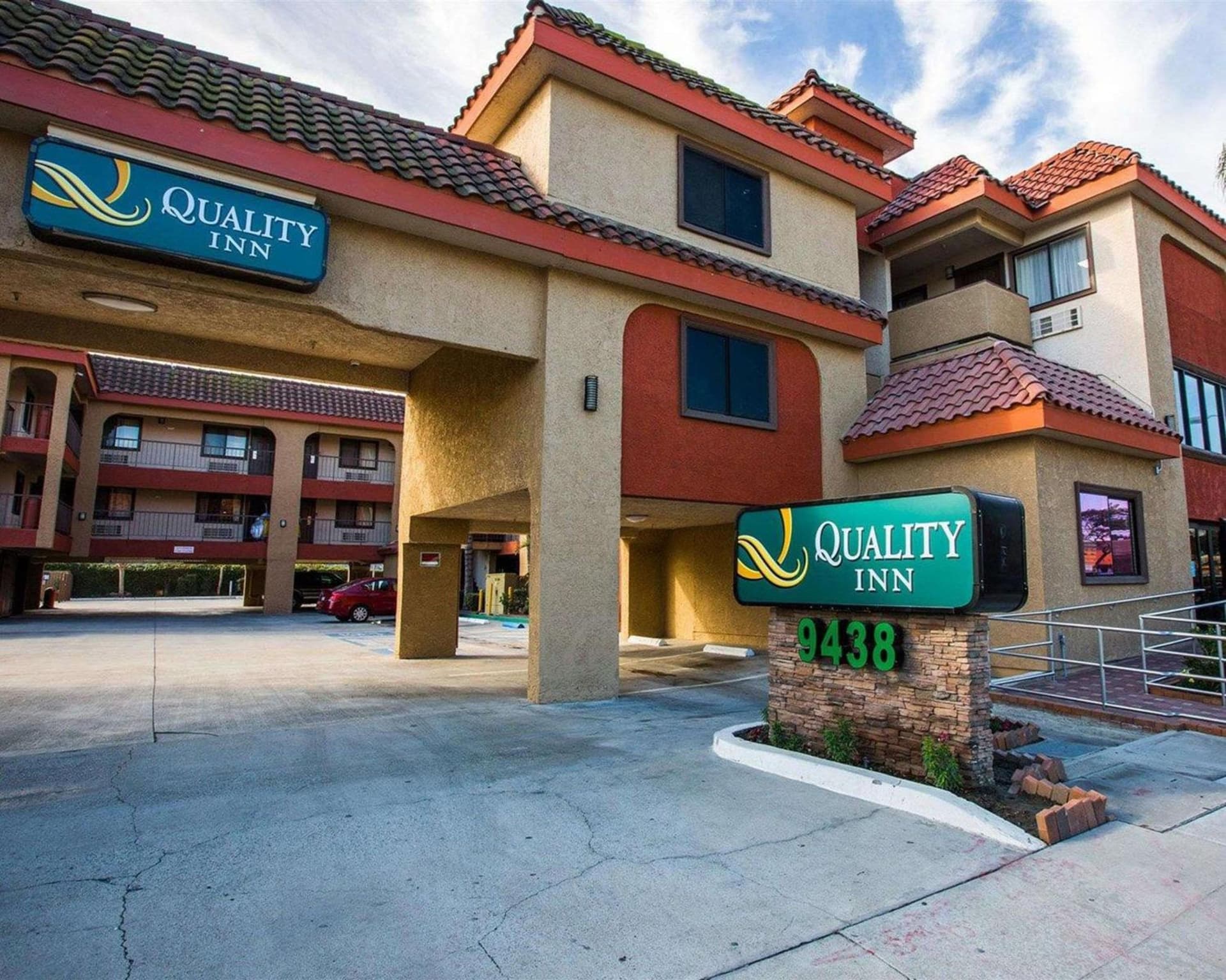 Quality Inn Downey interior in Downey, CA — gallery photo 2