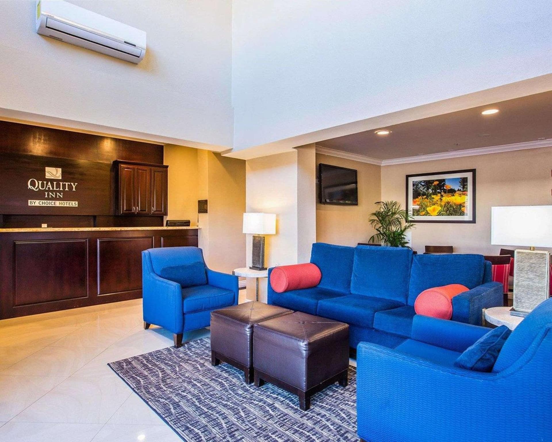 Quality Inn Downey interior in Downey, CA — gallery photo 2