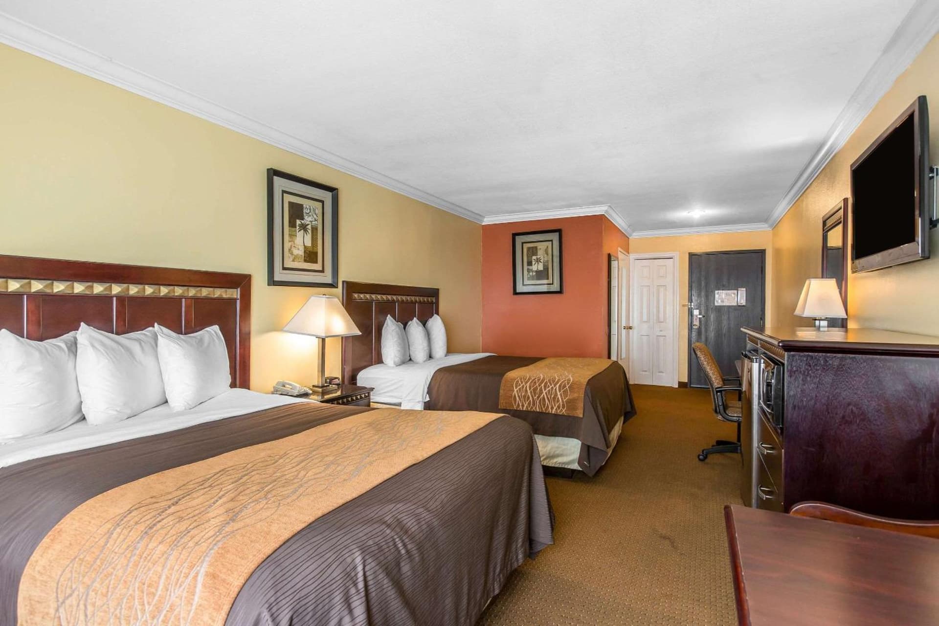 Quality Inn & Suites Bell Gardens-Los Angeles property views in Bell Gardens, CA — gallery photo 3