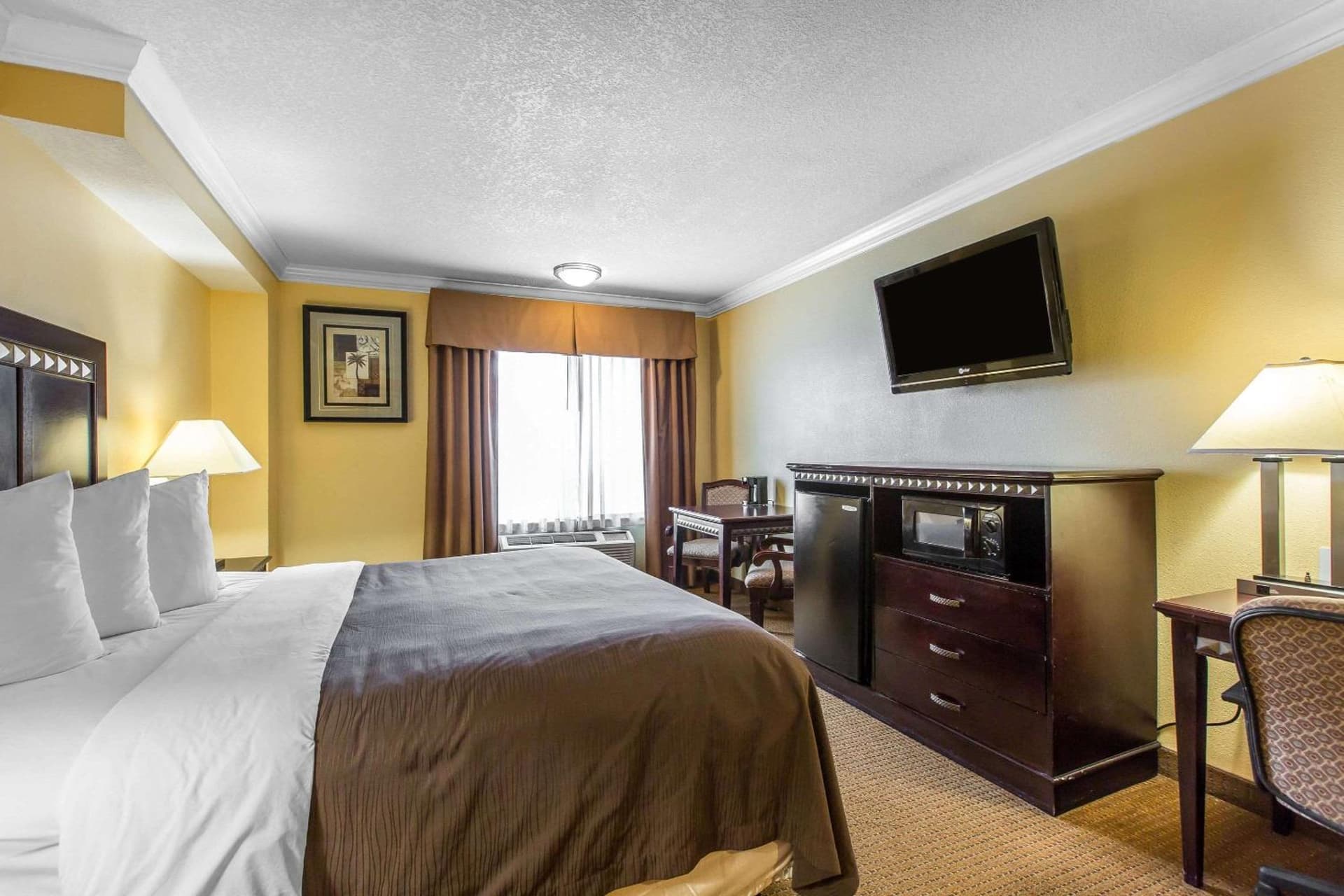 Quality Inn & Suites Bell Gardens-Los Angeles interior in Bell Gardens, CA — gallery photo 2
