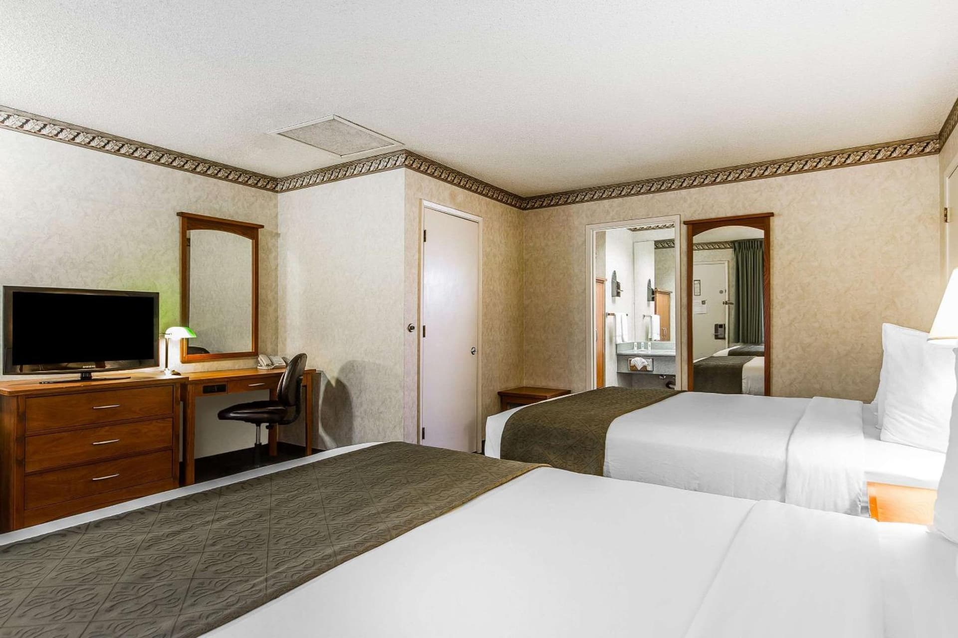 Quality Inn & Suites Silicon Valley property views in Santa Clara, CA — gallery photo 3