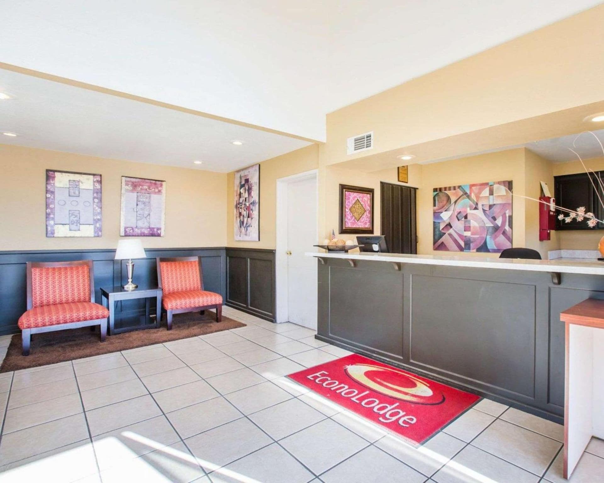 Econo Lodge Inn & Suites Lodi - Wine Country Area property views in Lodi, CA — gallery photo 3