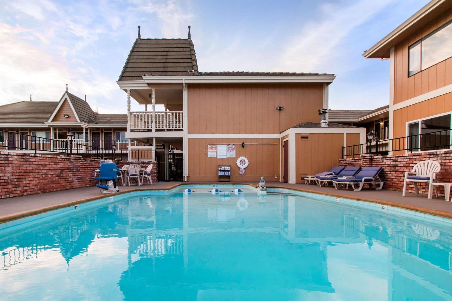 Ramada Bayside Inn & Suites Eureka interior in Eureka, CA — gallery photo 2