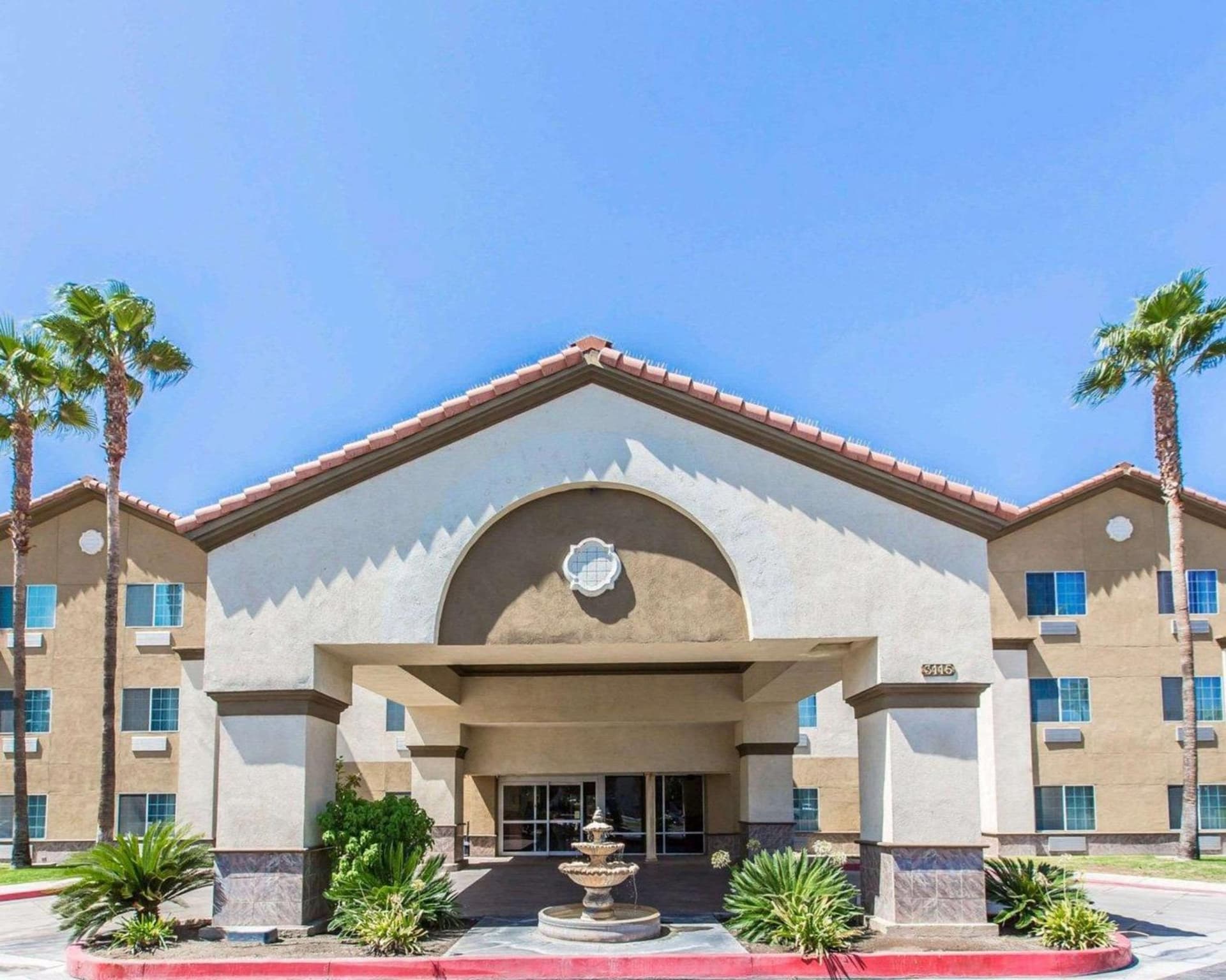 Comfort Suites Bakersfield property views in Bakersfield, CA — gallery photo 3