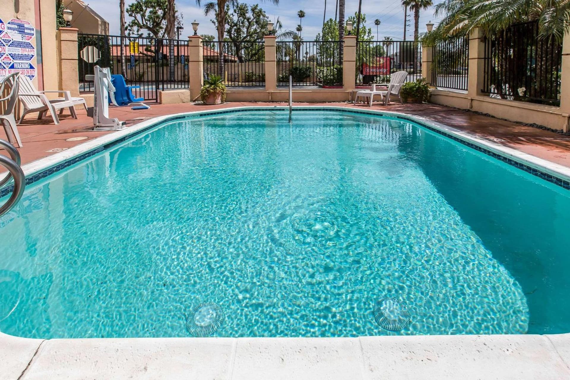 Econo Lodge Inn & Suites Riverside - Corona gallery photo in Riverside, CA — image 13