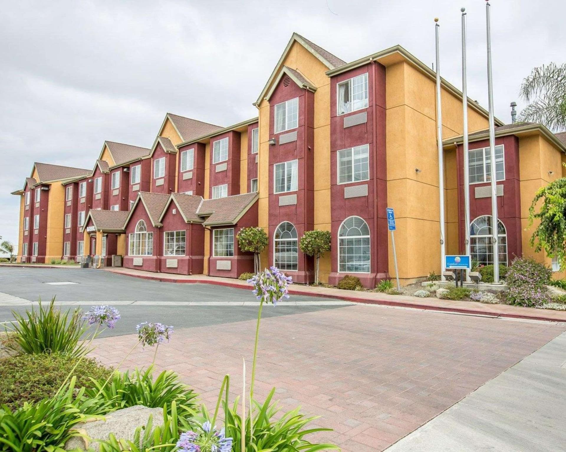 Comfort Inn & Suites Salinas City Center Area interior in Salinas, CA — gallery photo 2