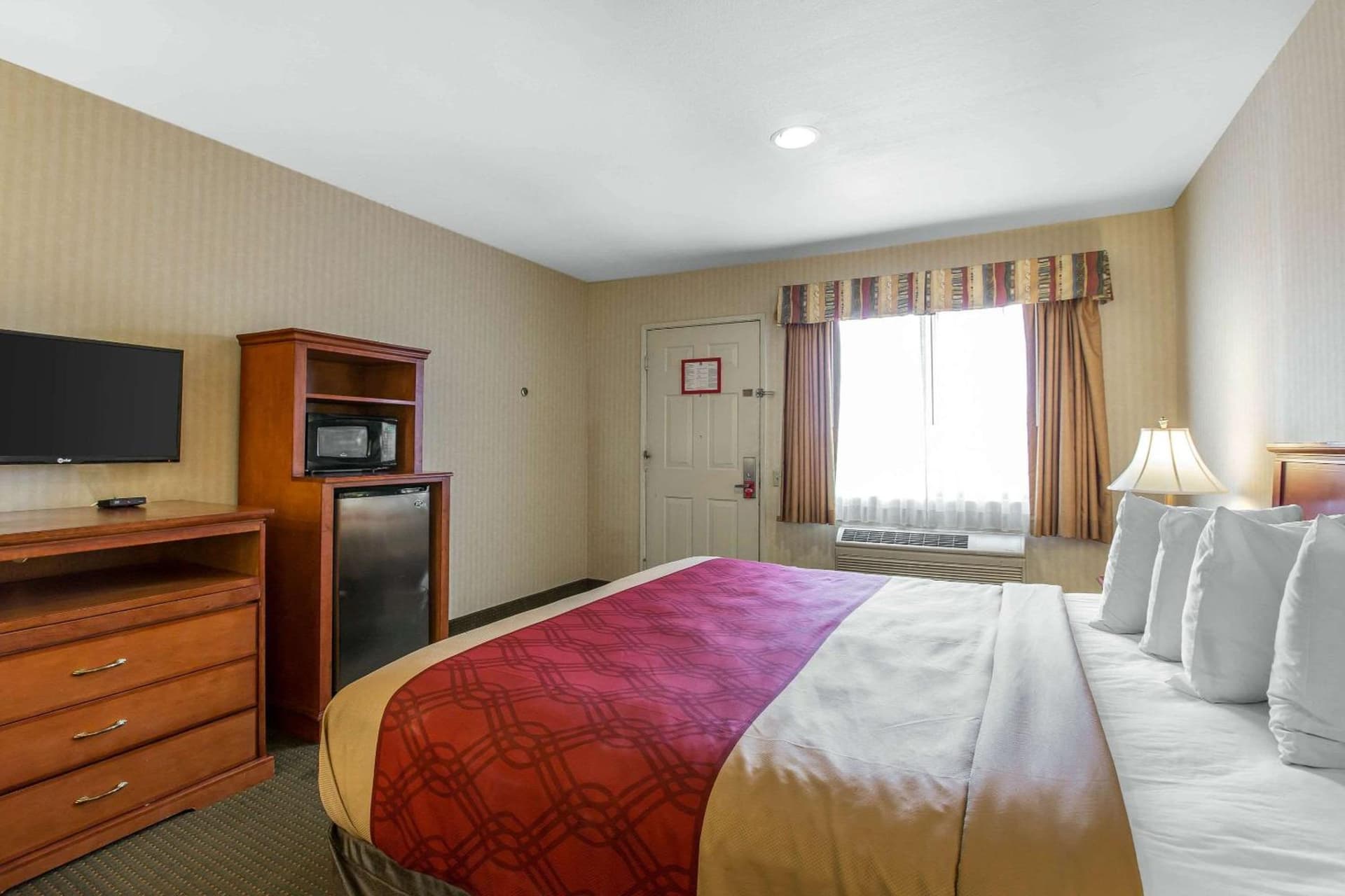 Econo Lodge Inn & Suites Riverside - Corona gallery photo in Riverside, CA — image 20