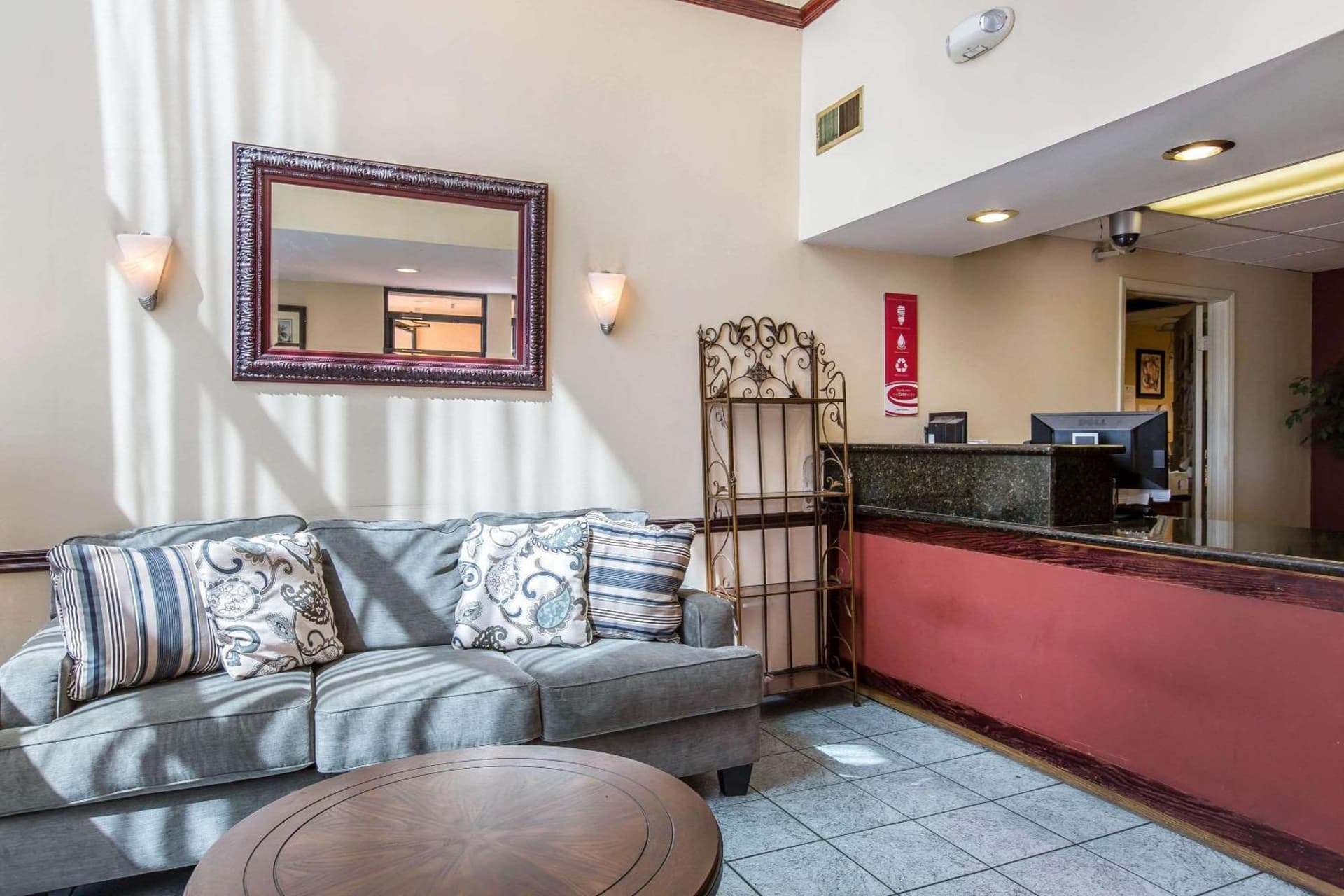 Econo Lodge Inn & Suites Riverside - Corona gallery photo in Riverside, CA — image 16
