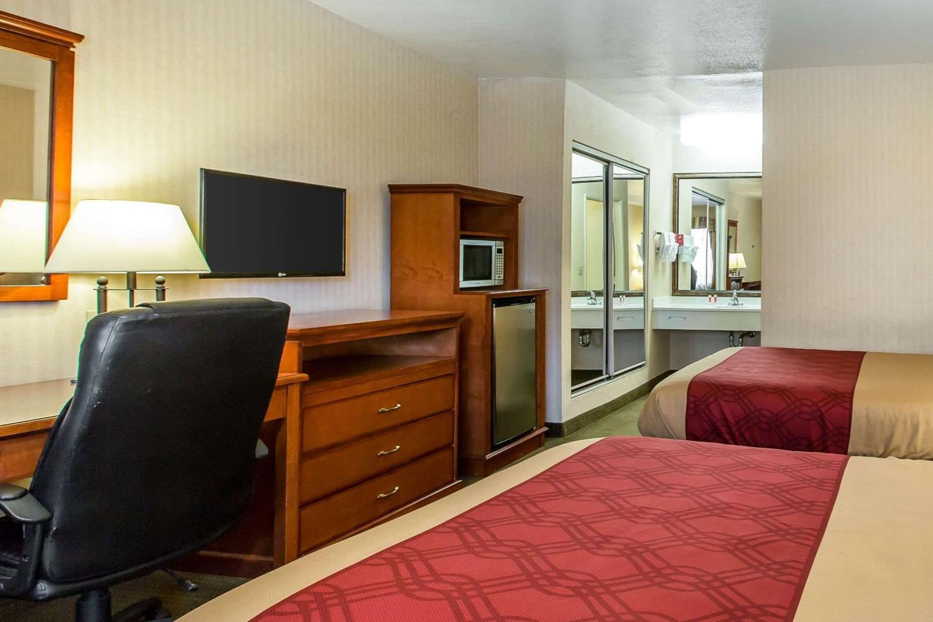 Econo Lodge Inn & Suites Riverside - Corona gallery photo in Riverside, CA — image 19
