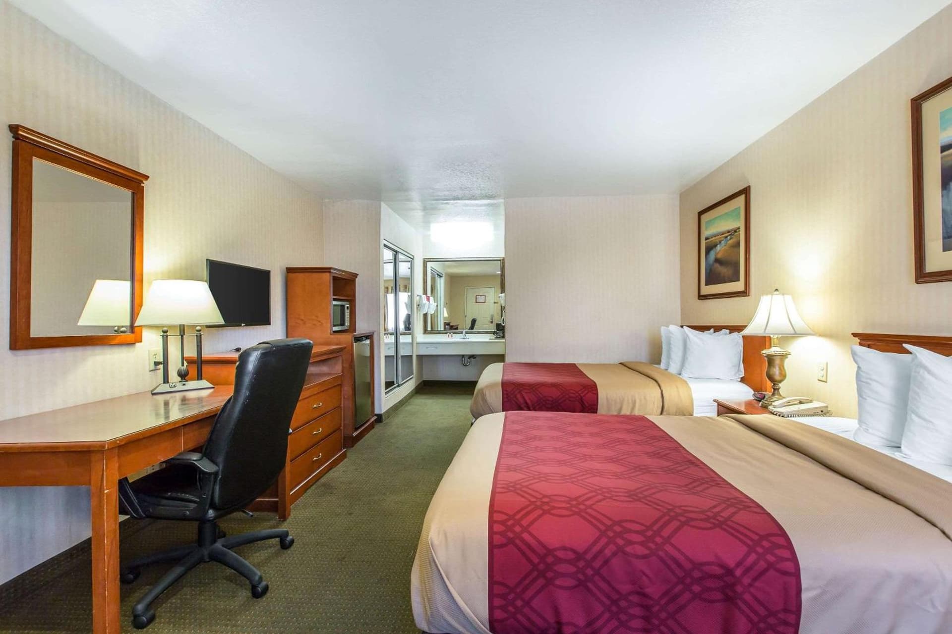 Econo Lodge Inn & Suites Riverside - Corona gallery photo in Riverside, CA — image 4