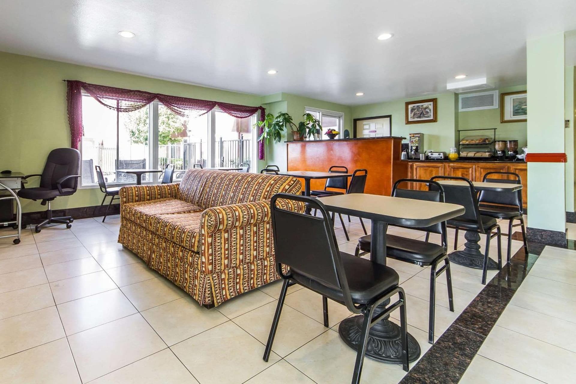 Rodeway Inn & Suites Hayward - Oakland South gallery photo in Hayward, CA — image 32