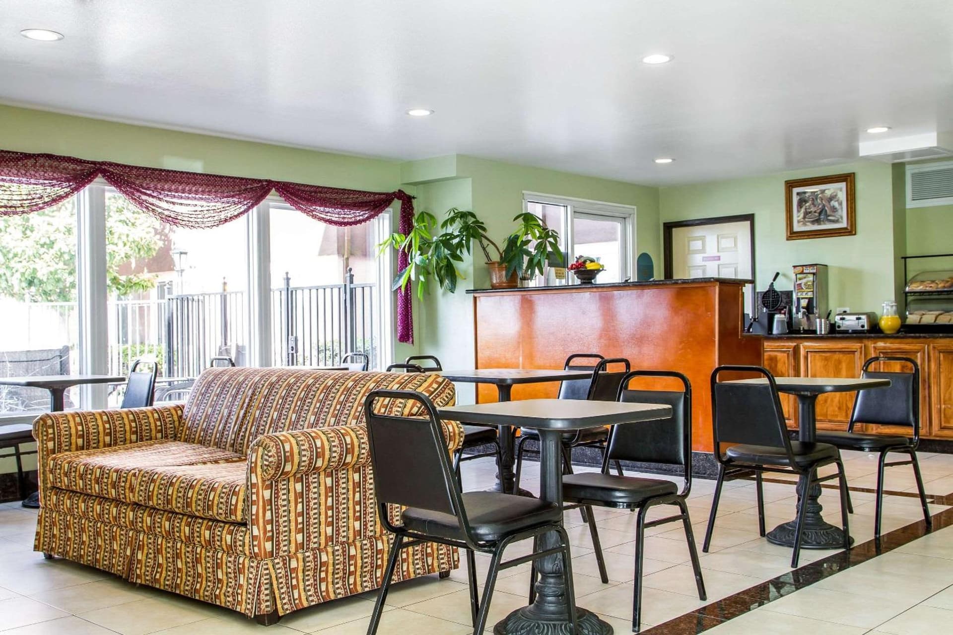 Rodeway Inn & Suites Hayward - Oakland South gallery photo in Hayward, CA — image 10