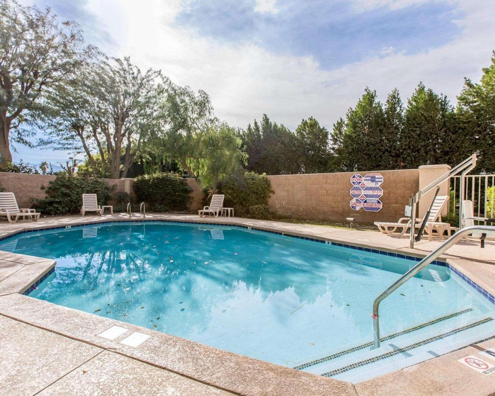 Comfort Suites Palm Desert I-10 property views in Palm Desert, CA — gallery photo 3