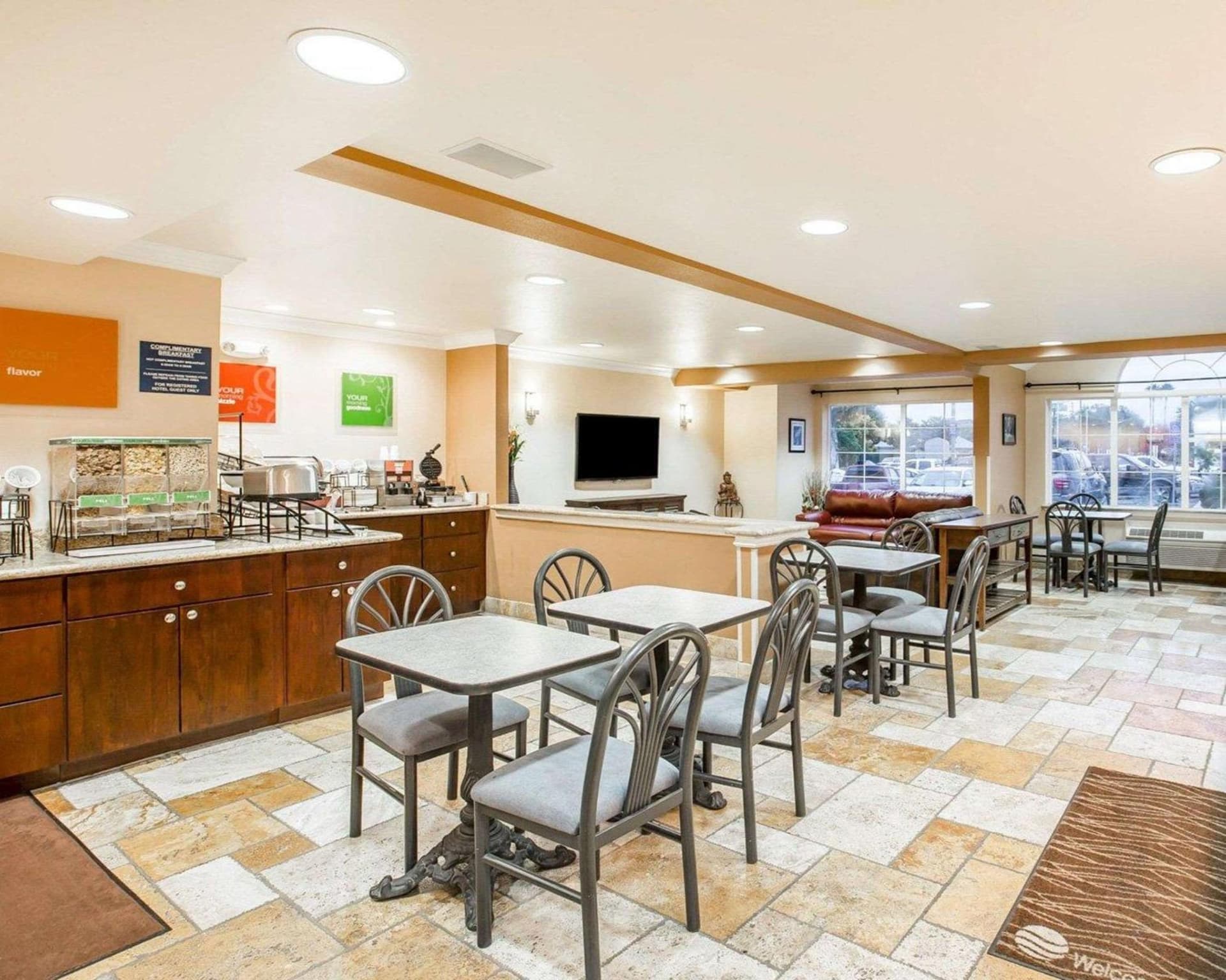 Comfort Inn & Suites Salinas City Center Area property views in Salinas, CA — gallery photo 3