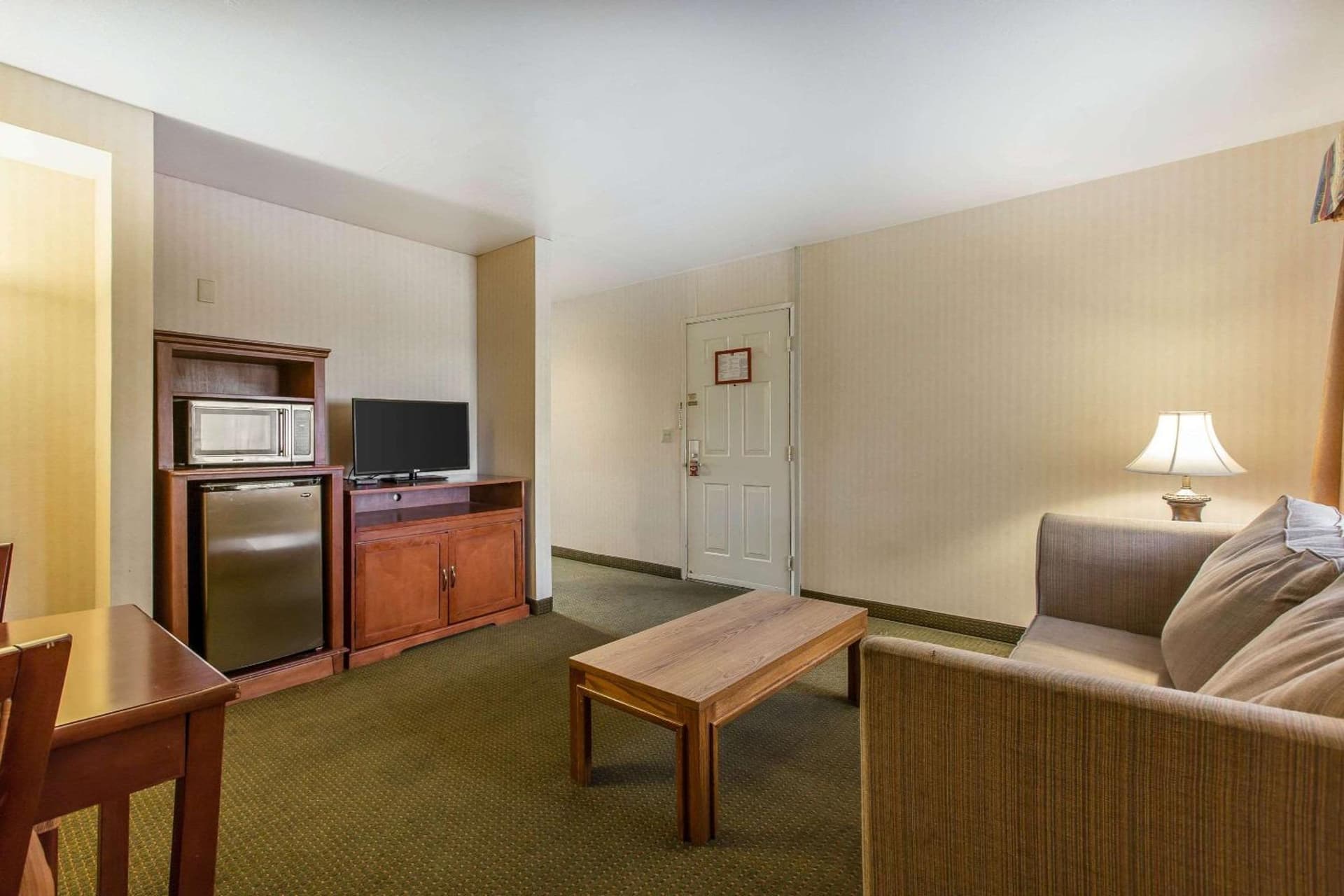 Econo Lodge Inn & Suites Riverside - Corona interior in Riverside, CA — gallery photo 2