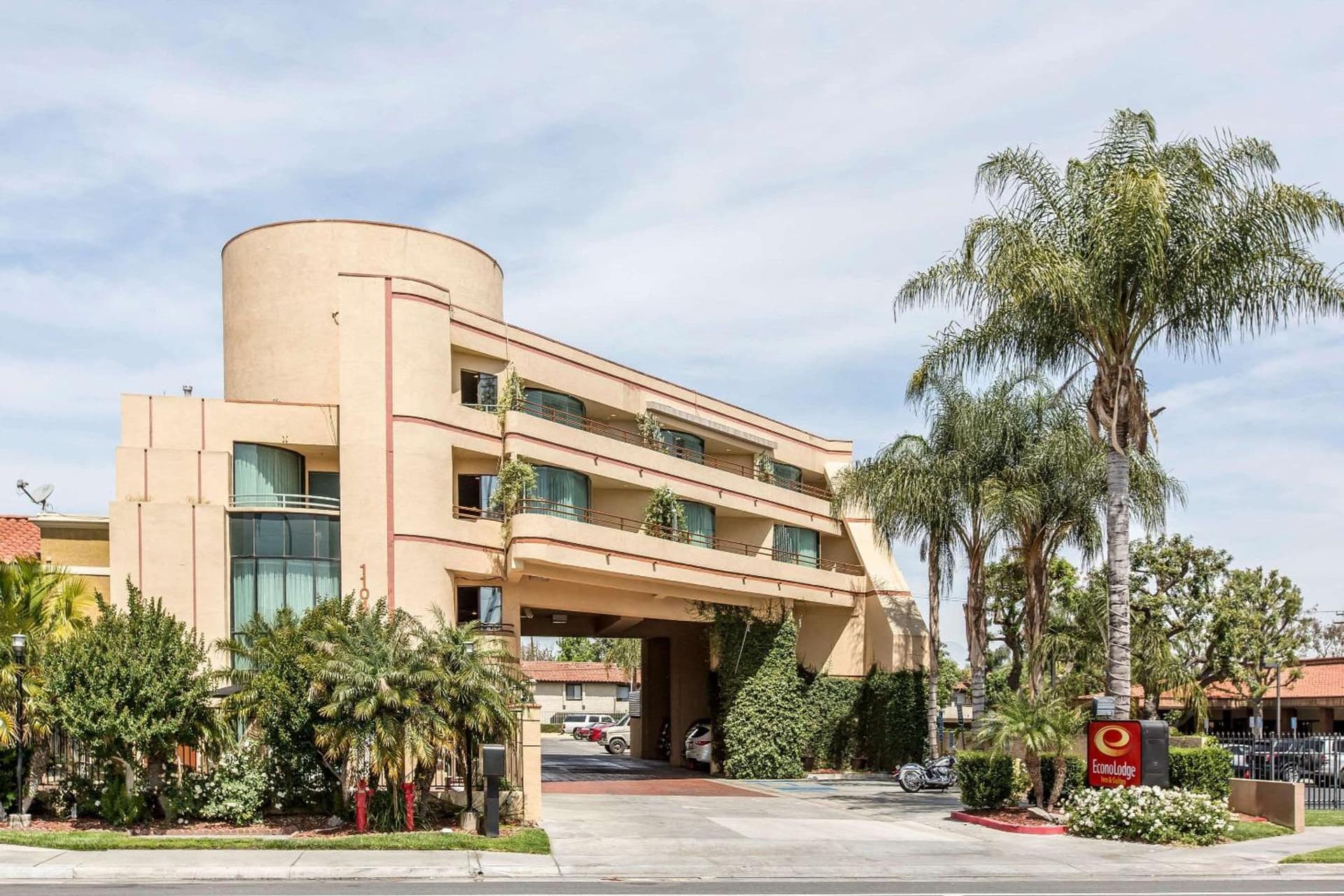 Econo Lodge Inn & Suites Riverside - Corona interior in Riverside, CA — gallery photo 2