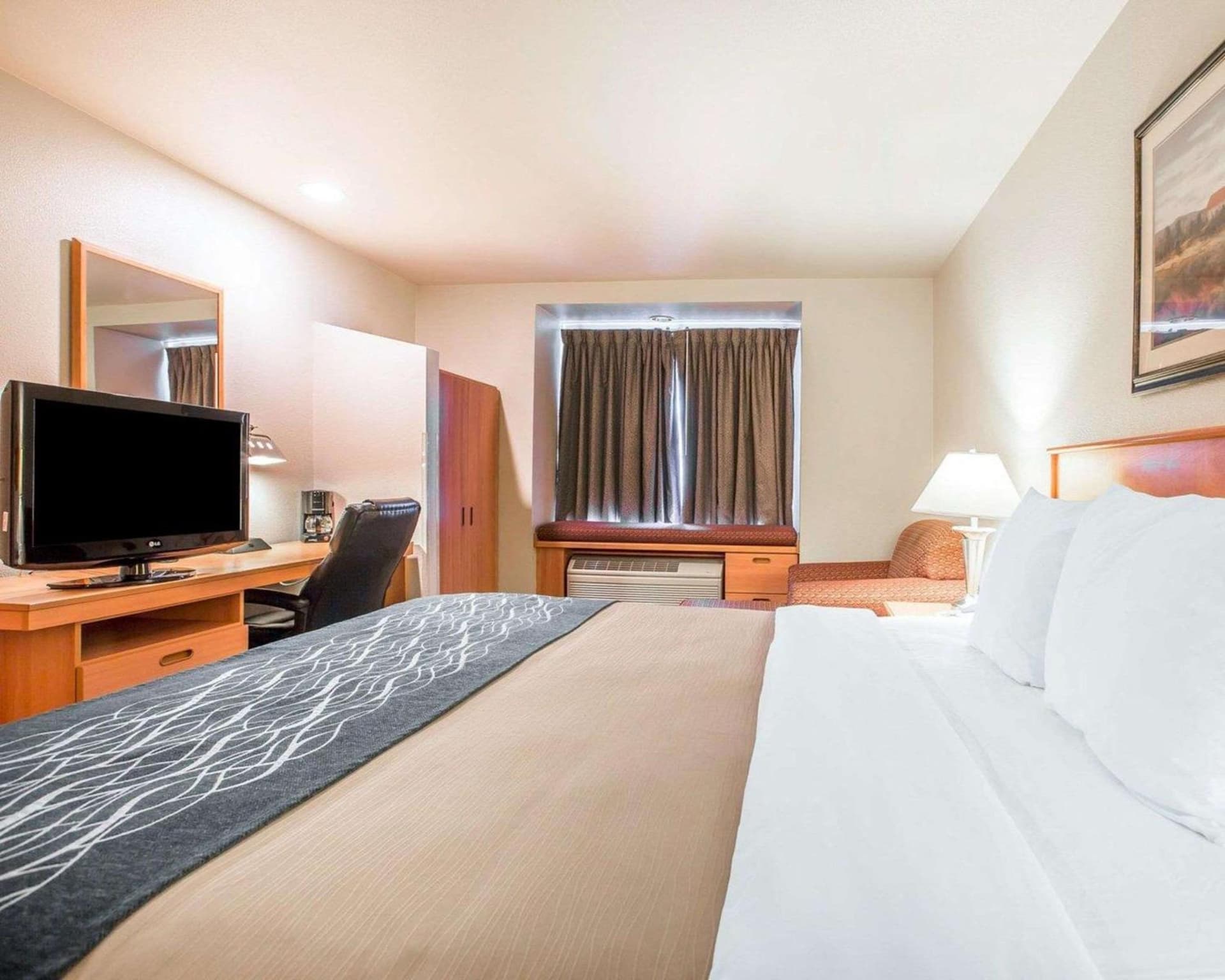 Comfort Inn & Suites Salinas City Center Area interior in Salinas, CA — gallery photo 2