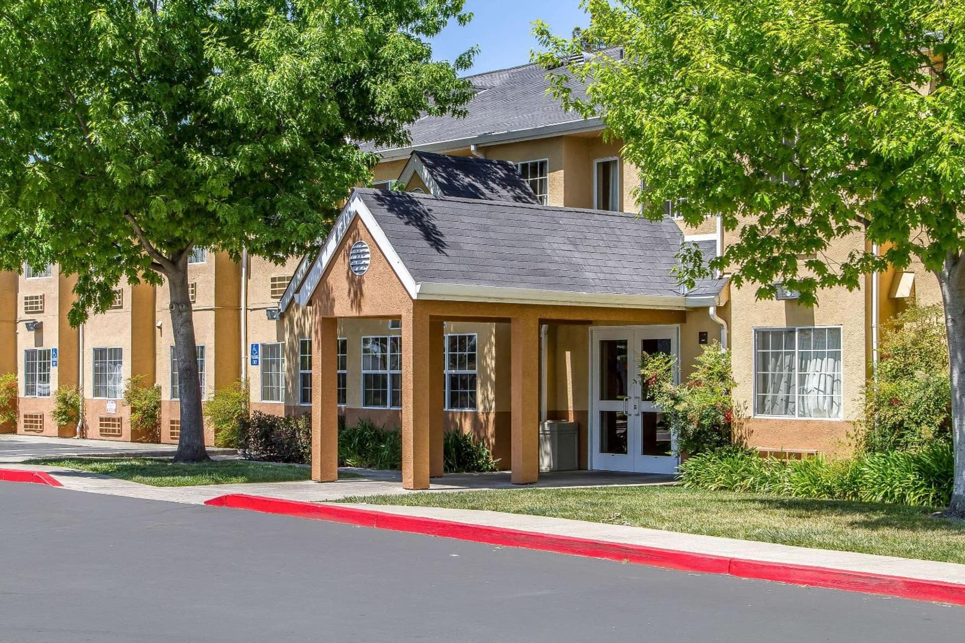 Econo Lodge Inn & Suites Santa Rosa South property views in Santa Rosa, CA — gallery photo 3