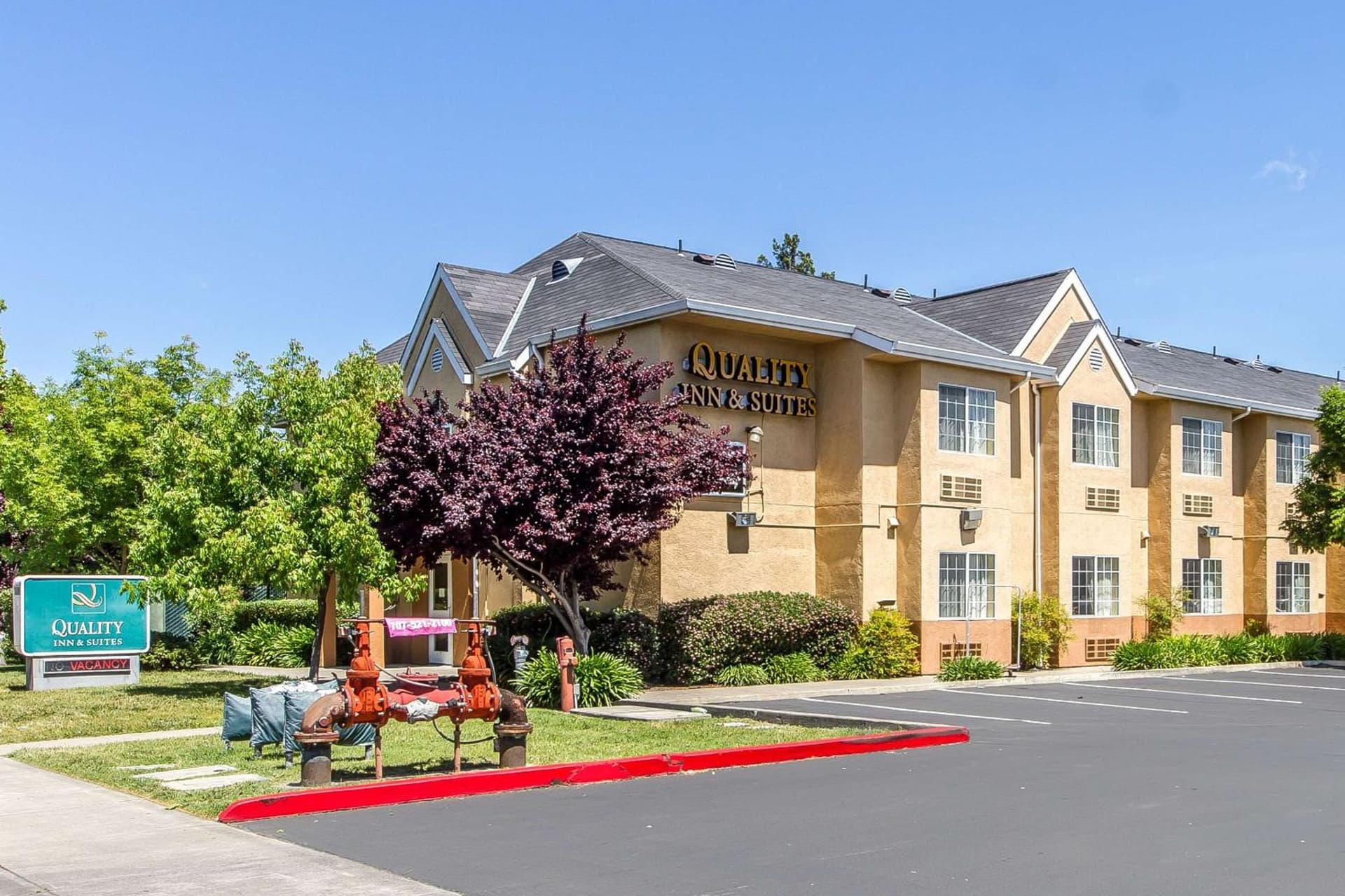 Econo Lodge Inn & Suites Santa Rosa South interior in Santa Rosa, CA — gallery photo 2