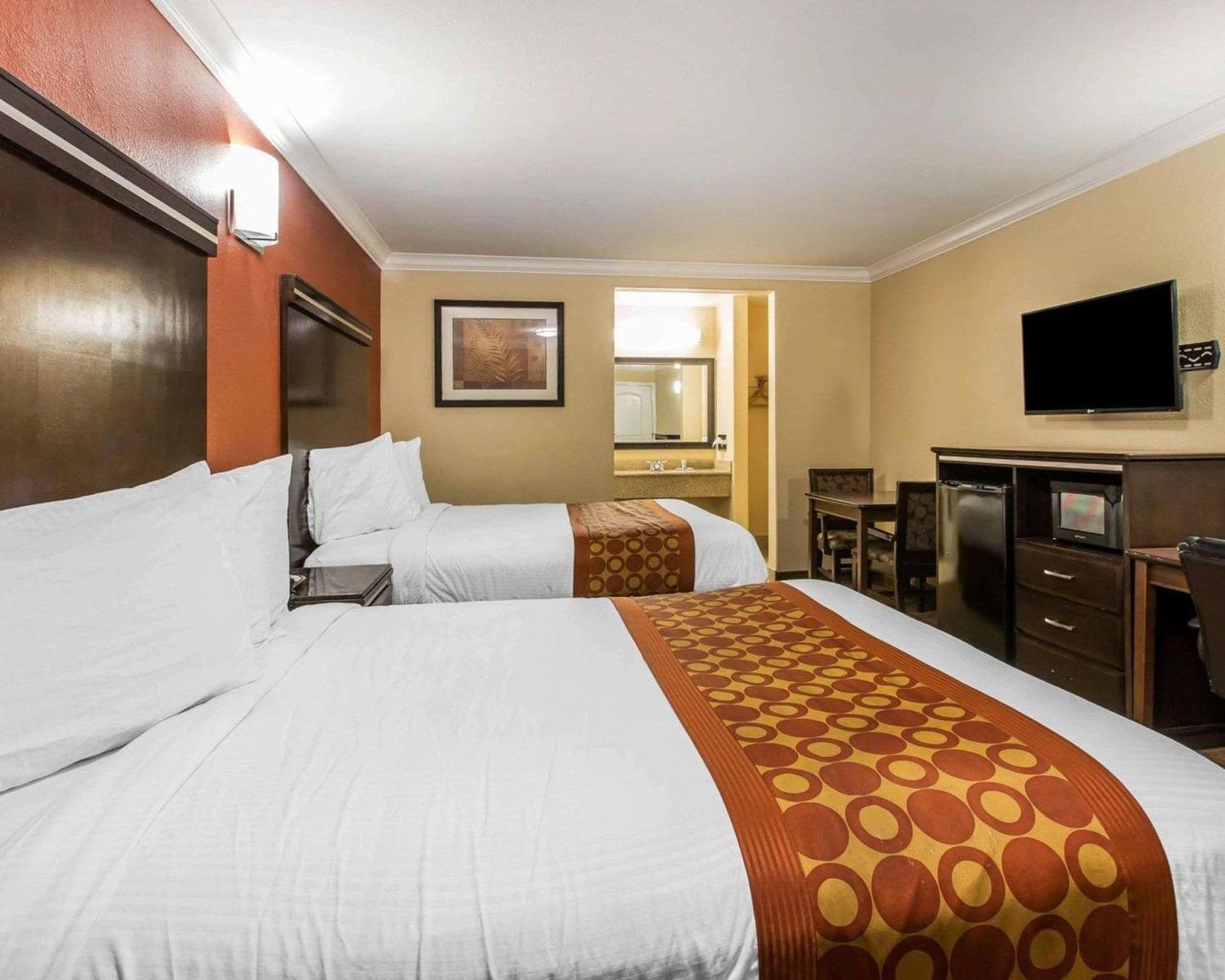 Rodeway Inn & Suites Corona gallery photo in Corona, CA — image 15