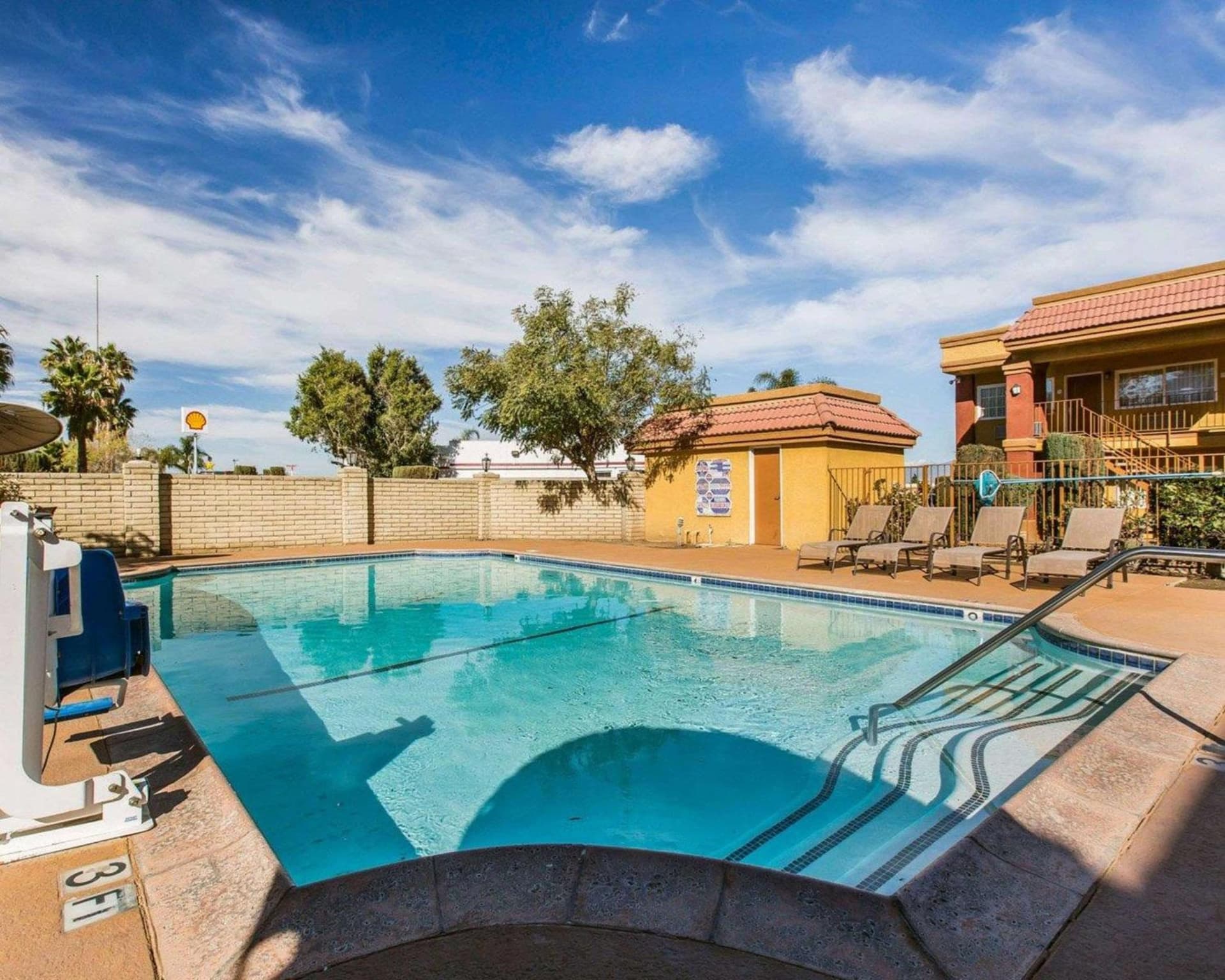 Rodeway Inn & Suites Corona gallery photo in Corona, CA — image 4